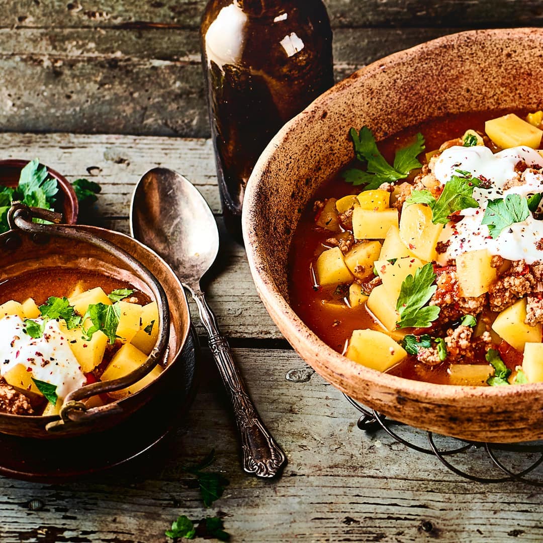 Lecker würzig und ganz einfach zubereitet ist dieser absolute Klassiker: Bauerntopf mit Hackfleisch, Kartoffeln, Paprika und vielen Gewürzen.