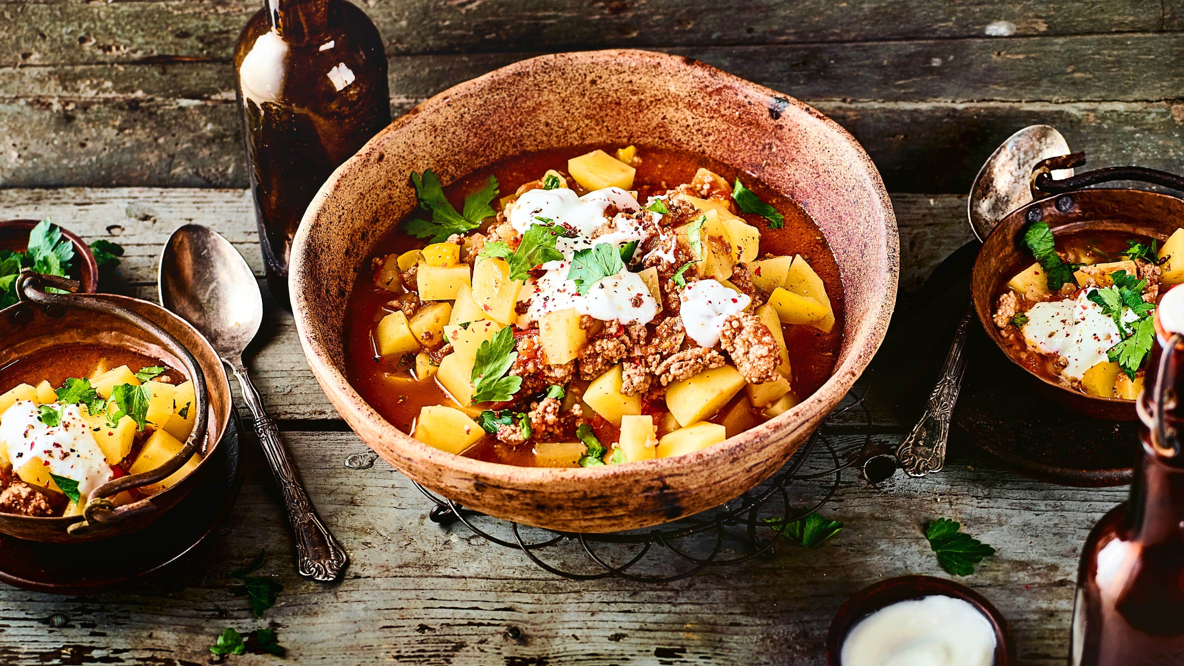 Bauerntopf Lecker würzig und ganz einfach zubereitet ist dieser absolute Klassiker: Bauerntopf mit Hackfleisch, Kartoffeln, Paprika und vielen Gewürzen.