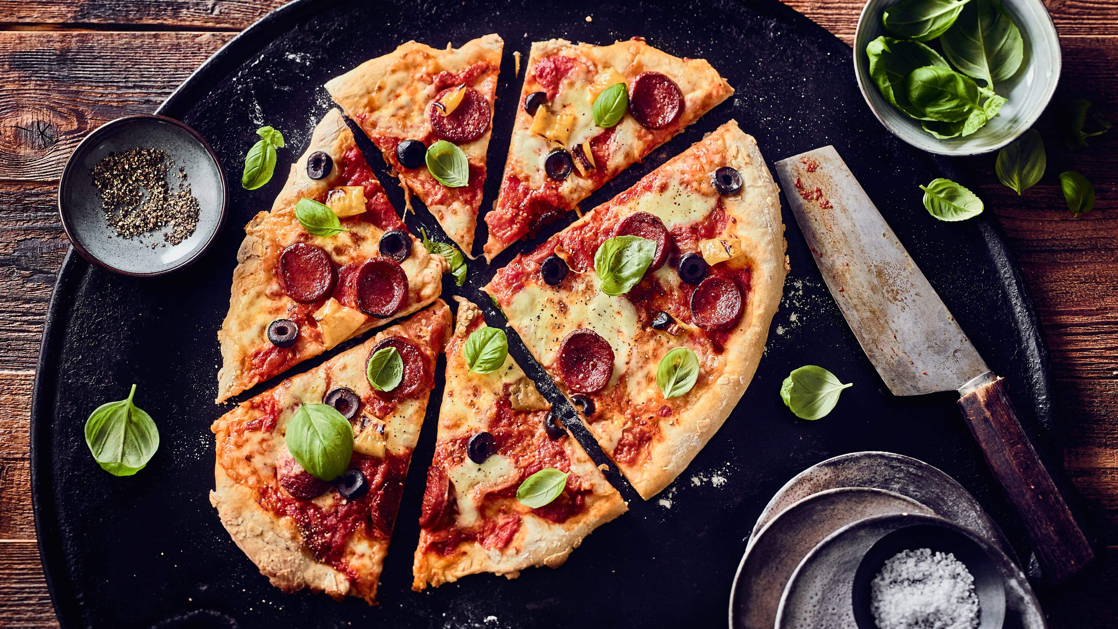 Sucuk-Pizza Wir finden die kräftig gewürzte Rohwurst eignet sich auch hervorragend als Belag auf selbstgemachter Pizza. Dazu passen Oliven, Pfefferonen und Paprika.