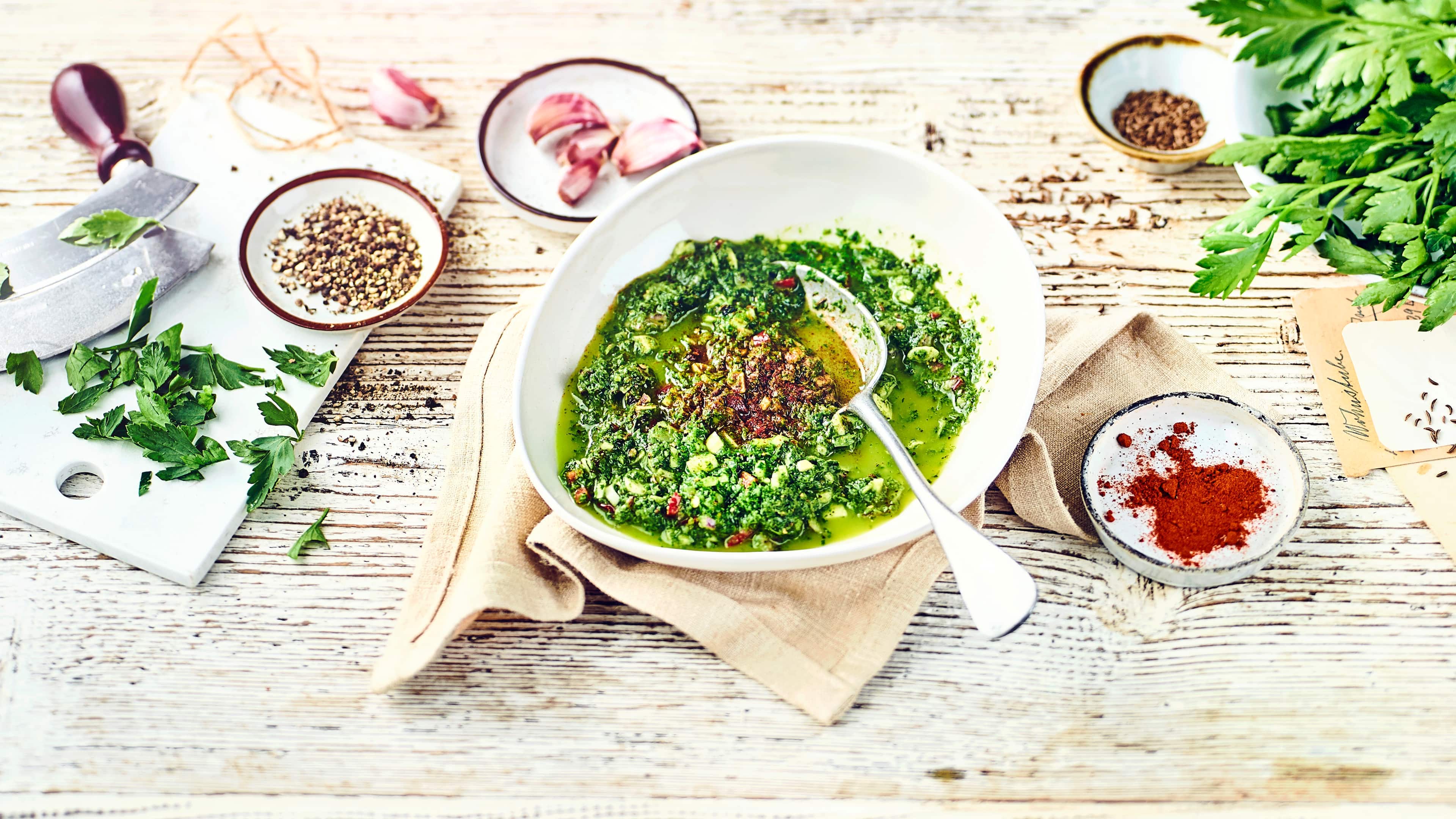 Chermoula Chermoula passt gut als Marinade zu gegrilltem Fleisch, Fisch und Meeresfrüchten sowie zu Gemüse. Im Kühlschrank gelagert hält sich die Marinade der marokkanischen Küche 3-4 Tage.