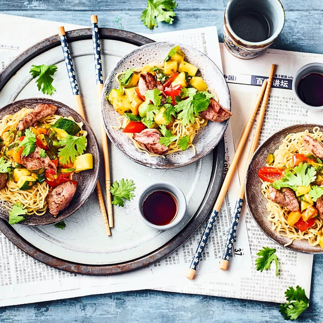 Lust auf Geflügel? Probieren Sie unsere asiatische Entenbrust in Soja-Ingwer-Soße mit Zucchini, Paprika, Karotten und Sellerie. Dazu passen asiatische Eiernudeln.