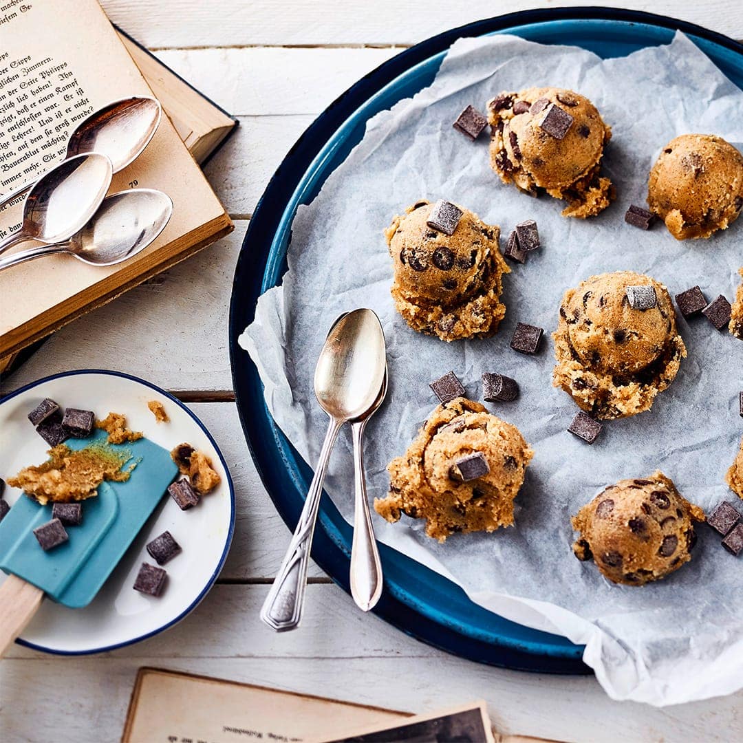 Wer wollte früher beim Plätzchenbacken mit Oma nicht immer die Teigschüssel auslecken? Sicherlich wir alle! Mit unserem Rezept für Cookie Dough ist das jetzt immer und jederzeit möglich. Ganz einfach und schnell!