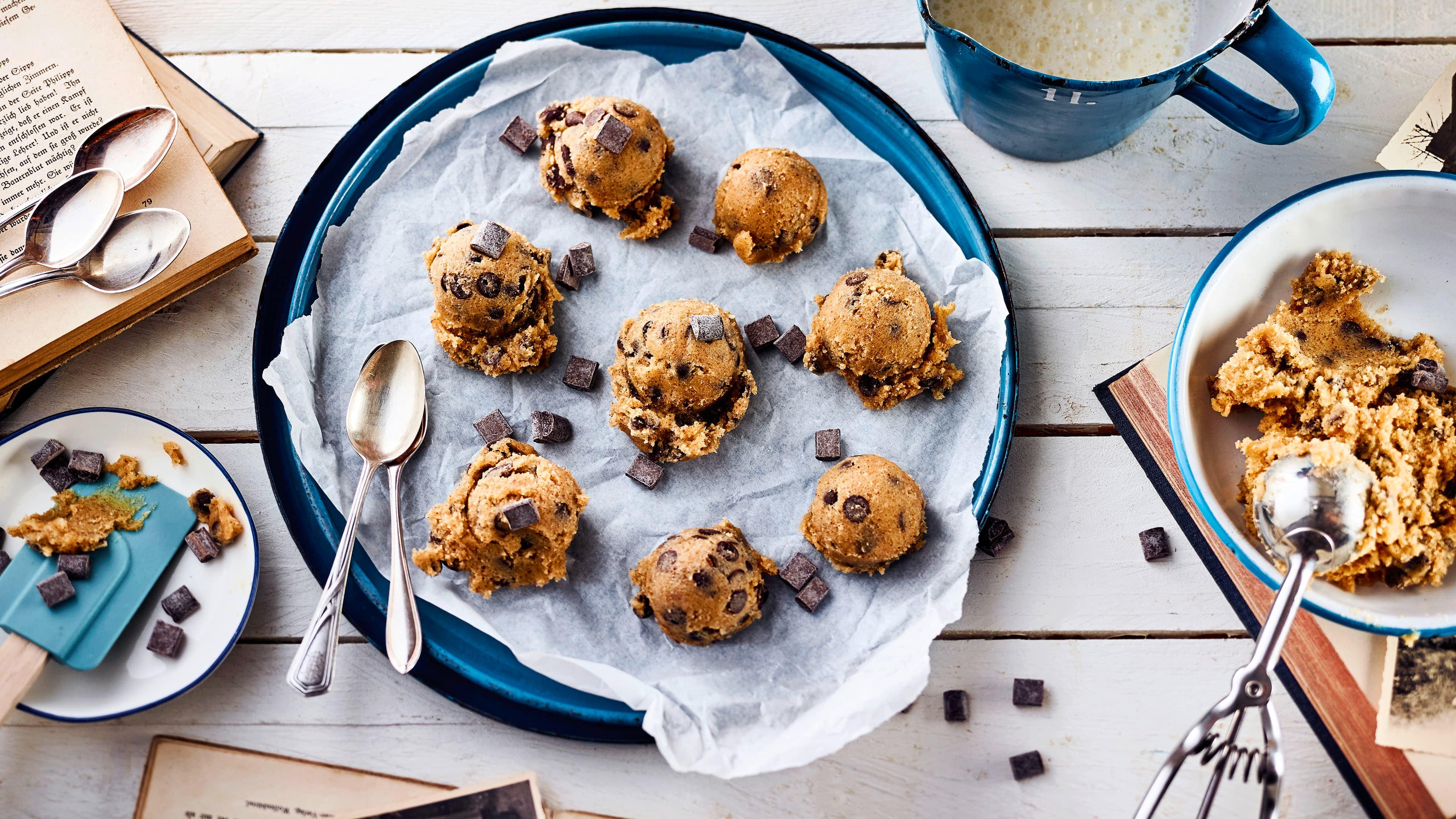 Cookie Dough Wer wollte früher beim Plätzchenbacken mit Oma nicht immer die Teigschüssel auslecken? Sicherlich wir alle! Mit unserem Rezept für Cookie Dough ist das jetzt immer und jederzeit möglich. Ganz einfach und schnell!