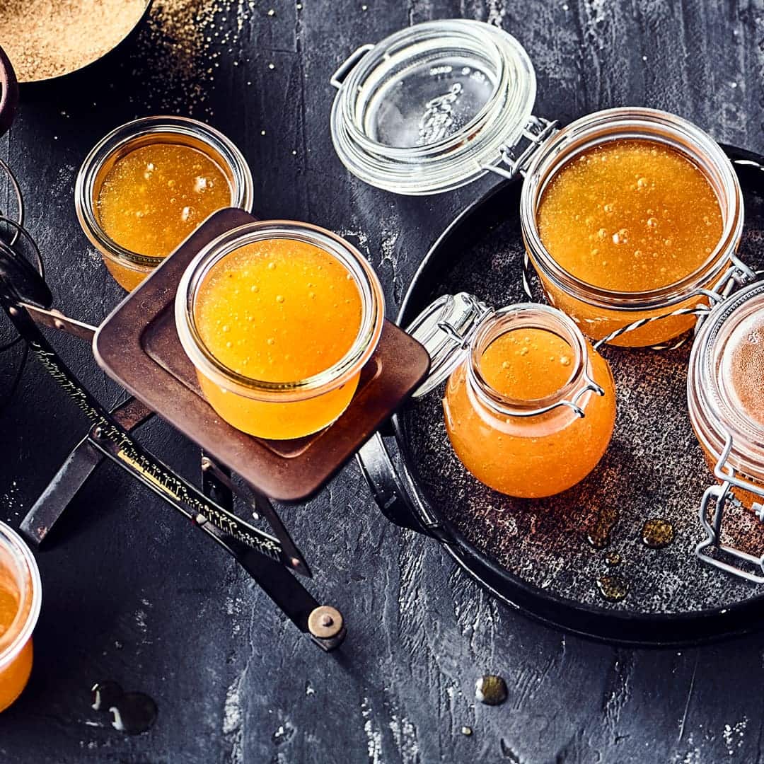 Unser Tipp für Sie: Selbstgemachte Aprikosenmarmelade lässt sich hervorragend durch getrocknete Lavendelblüten, Thymian oder Rosmarin verfeinern.