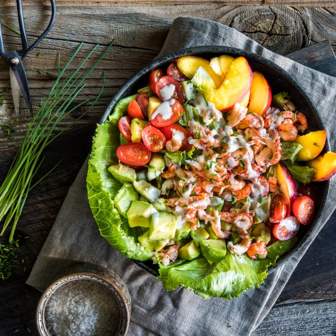 Ein buntes Farbenspiel ist dieser Flusskrebssalat mit Avocado, Nektarine und Kirschtomaten. Ein Sommersalat, perfekt zum Grillen oder als Hauptspeise.