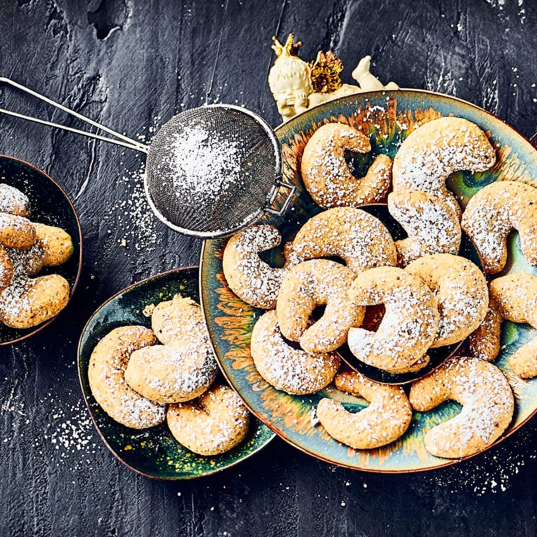 Der Klassiker zur Weihnachtszeit: Vanillekipferl. Damit auch jeder in den Genuss kommen kann, probieren Sie doch mal unser Rezept für Vegane Vanillekipferl.