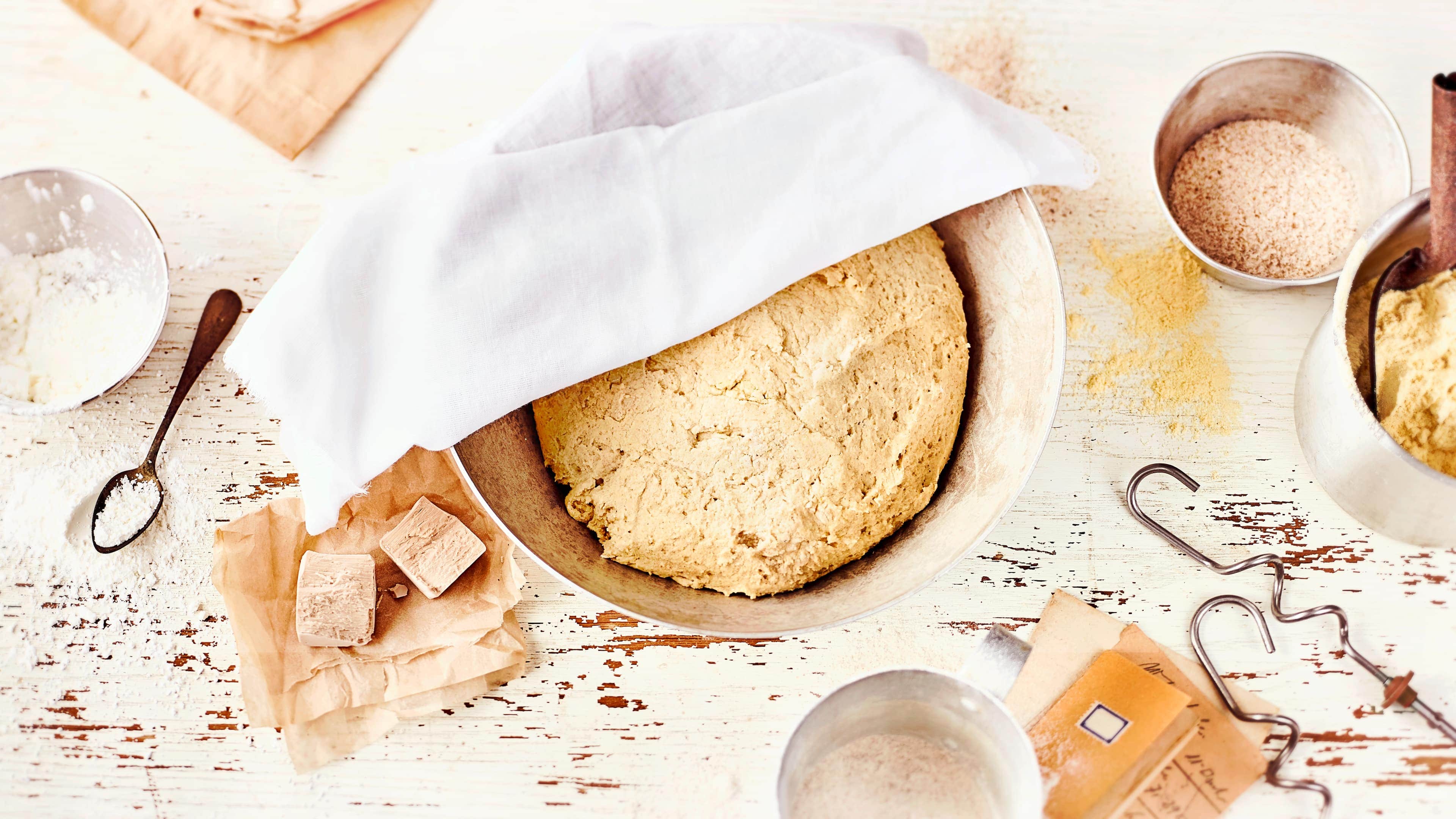 Glutenfreier Hefeteig Glutenfreier Hefeteig kann nach Belieben zu Brot, Brötchen, Baguette oder Obstkuchen weiterverarbeitet werden. Für süße Gebäcke einfach etwas Zucker oder Agavendicksaft zum Teig hinzufügen.