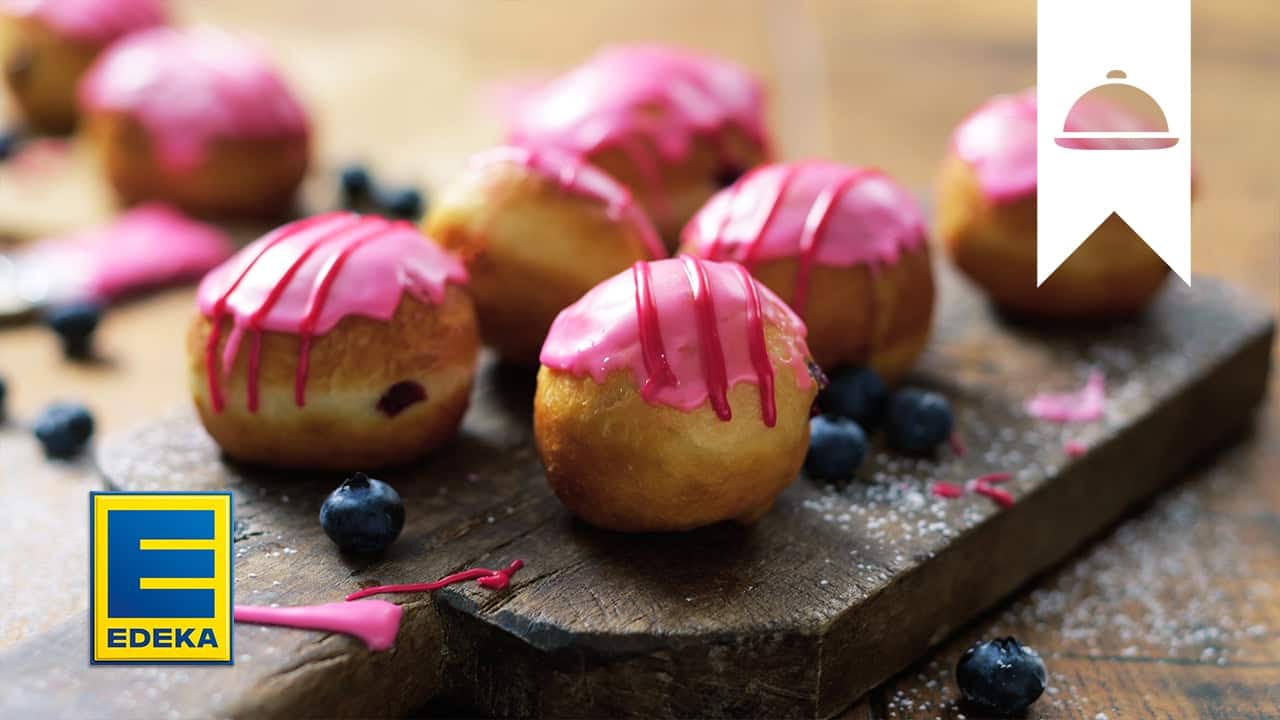 Krapfen mit Blaubeerfüllung YouTube Platzhalterbild für ein Video mit dem Titel 'Krapfen mit Blaubeerfüllung'.