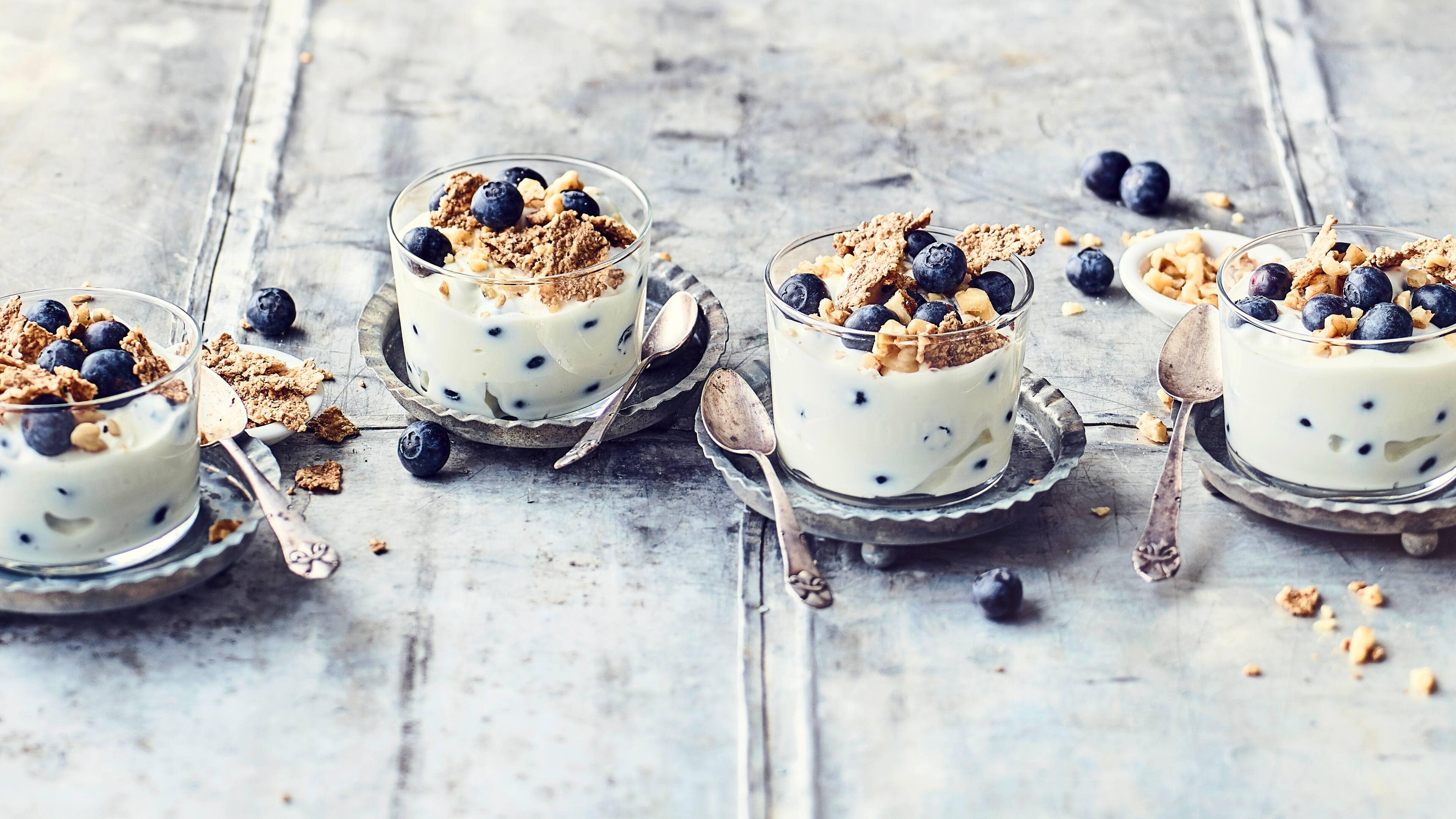 Joghurt mit Heidelbeeren Mögen Sie es gern fruchtig zum Frühstück? Dann probieren Sie unseren griechischen Joghurt mit Walnüssen, frischen Heidelbeeren und Vollkornhaferflakes – fertig in 15 Minuten!