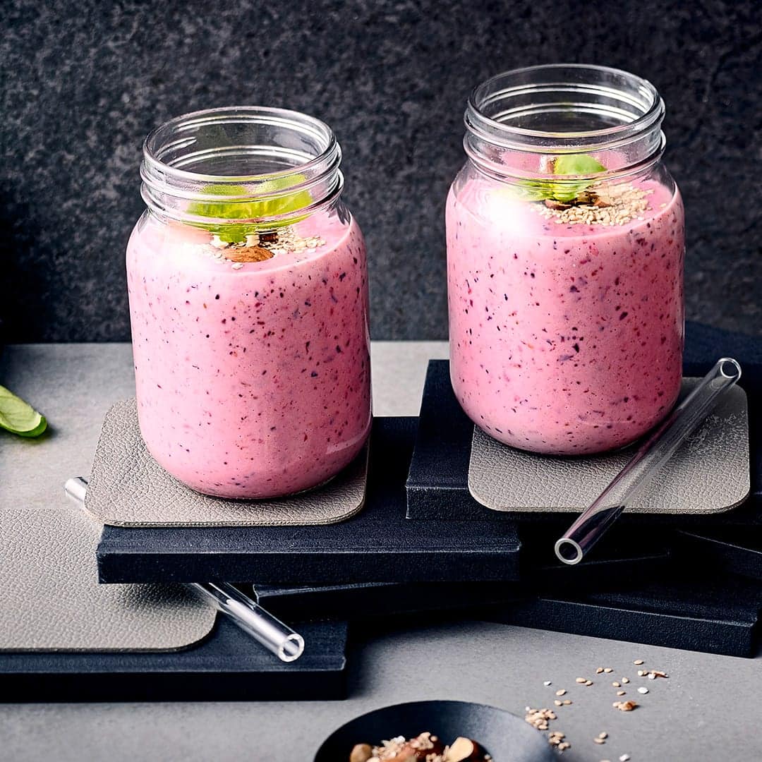 Super lecker und dazu auch noch richtig gesund! Probieren Sie Avocado doch einmal in einem Smoothie - püriert mit Heidelbeeren und Banane und dazu noch mit gemischten Kernen nach Belieben garniert, einfach köstlich!