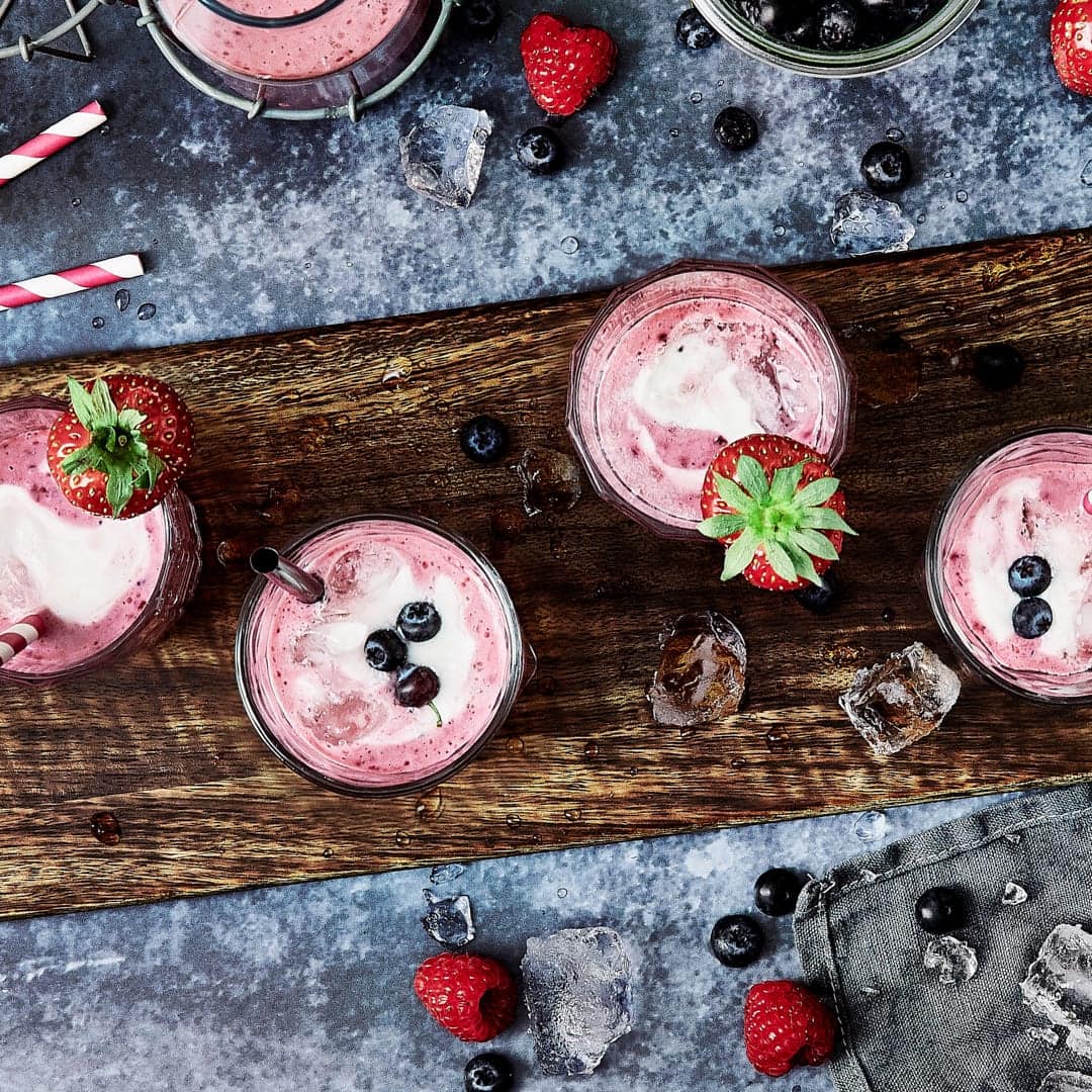 Verwöhnen Sie sich und Ihre Liebsten mit einem erfrischenden Sommerdrink: Probieren Sie unseren Milchshake aus frischen Erdbeeren, Himbeeren, Blaubeeren und griechischem Joghurt!
