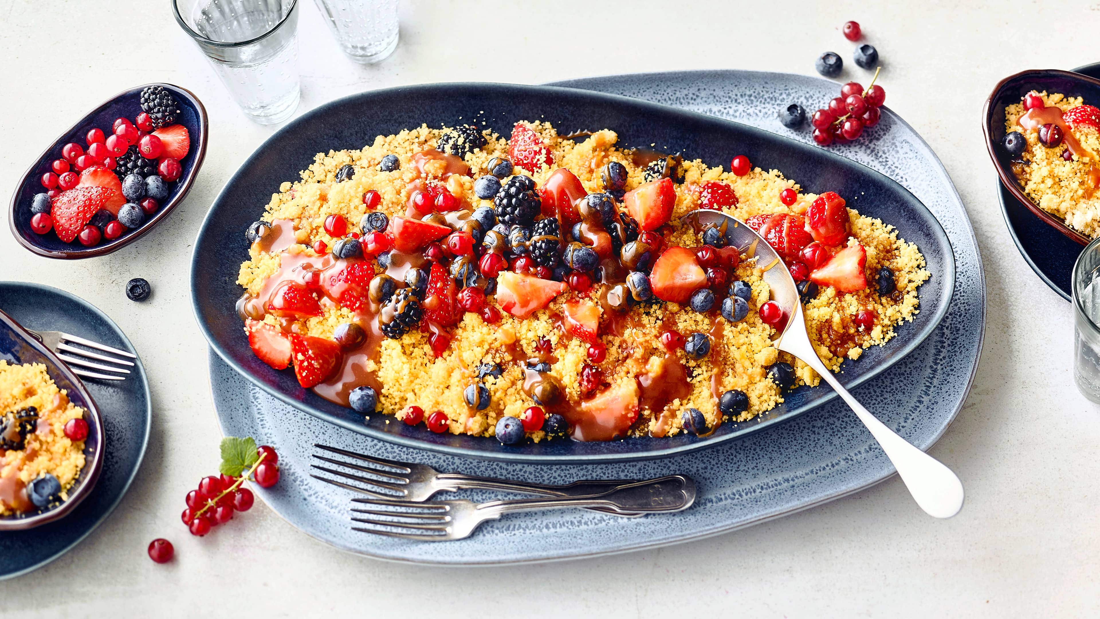 Couscous-Beeren-Mix Couscous einmal anders: Fruchtiger Couscous mit sommerlichen Beeren und selbstgemachter Karamellsauce.