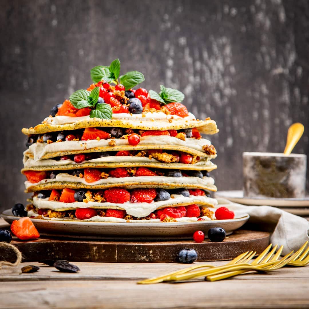 Wenn es Pfannkuchen gibt, dann am besten ganz viele davon! Am besten machen Sie einfach eine Pfannkuchentorte und schichten frische Beeren und Quarkcreme dazu.