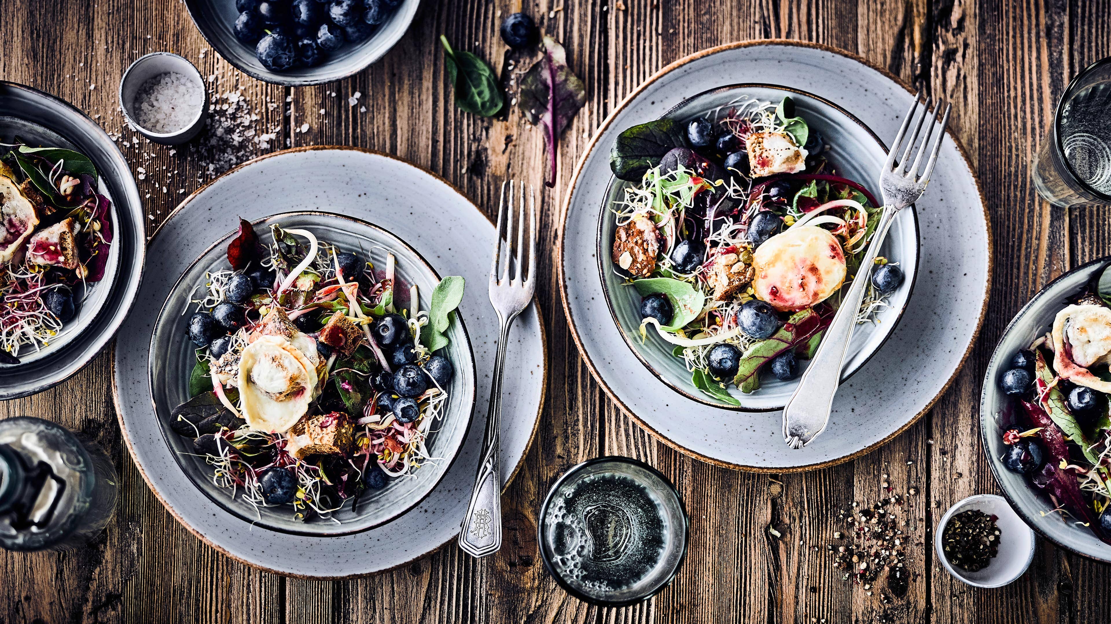 Junger Salat mit Sprossen Schneller Snack für zwischendurch: Kombinieren Sie jungen Salat mit Sprossen, Heidelbeeren und Ziegenweichkäse – einfach und fix zubereitet!