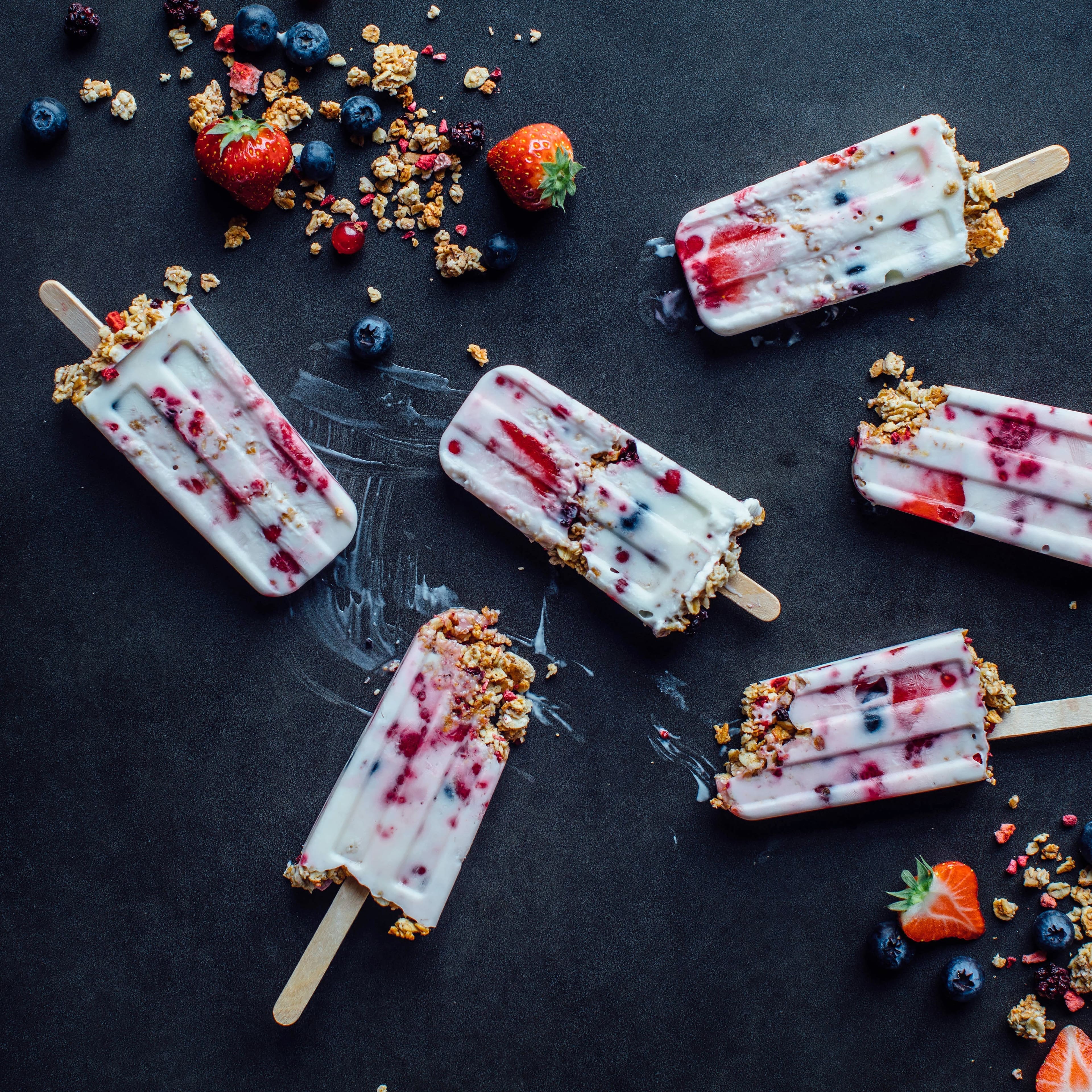 Müsli zum Einfrieren? Unsere leckeren Müsli-Eis-Pops mit Beeren und Honig bestehen aus Joghurt, leckerem Knusper-Müsli, Honig und allerlei frischen Beeren. Stiel rein und los gehts!