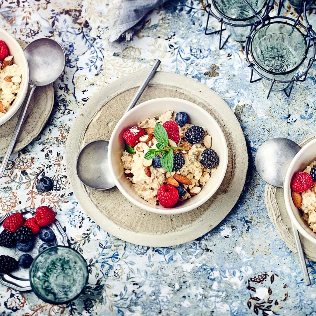 Eine echte Abwechslung zum klassischen Frühstück und dazu super sattmachend: Selbstgemachte Pudding Oats garniert mit allerlei frischen Beeren und gehackten Mandeln!