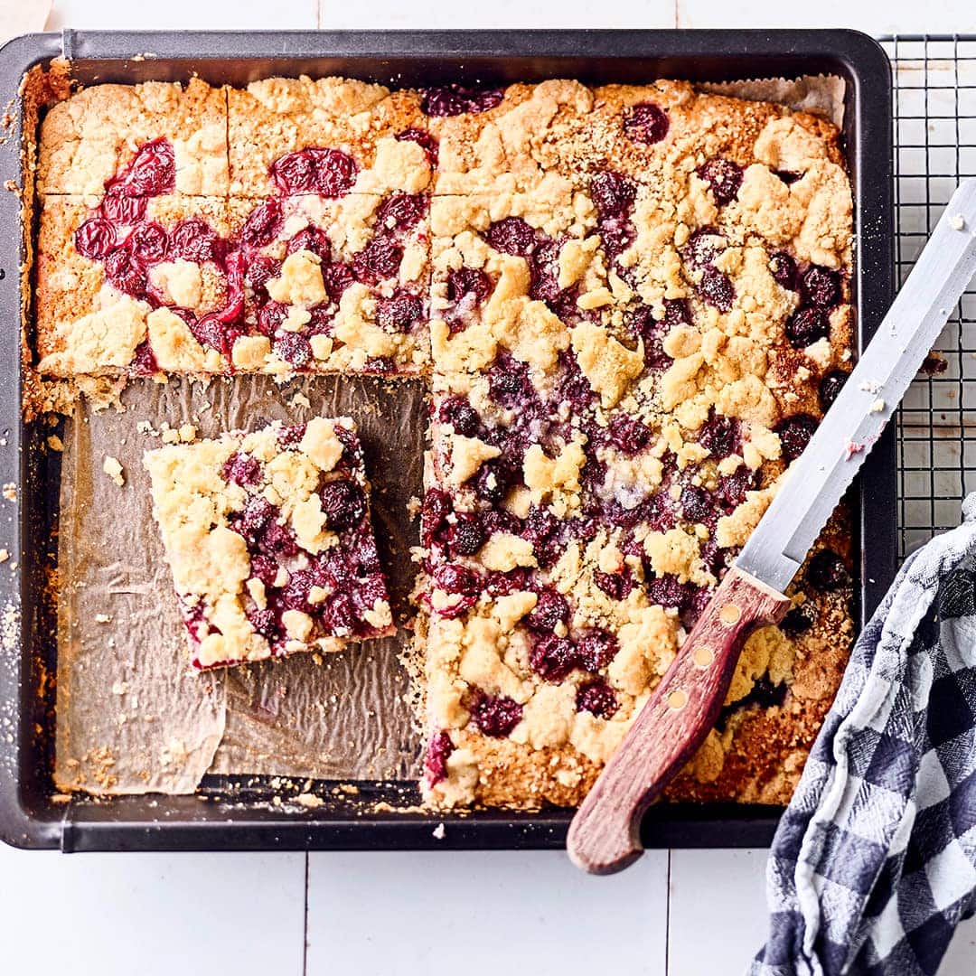 Ein ofenwarmer Blechkuchen mit Kirschen ist zu jeder Jahreszeit ein Genuss. Mit den Rezepten von EDEKA backen Sie die leckeren Kuchen im Handumdrehen.
