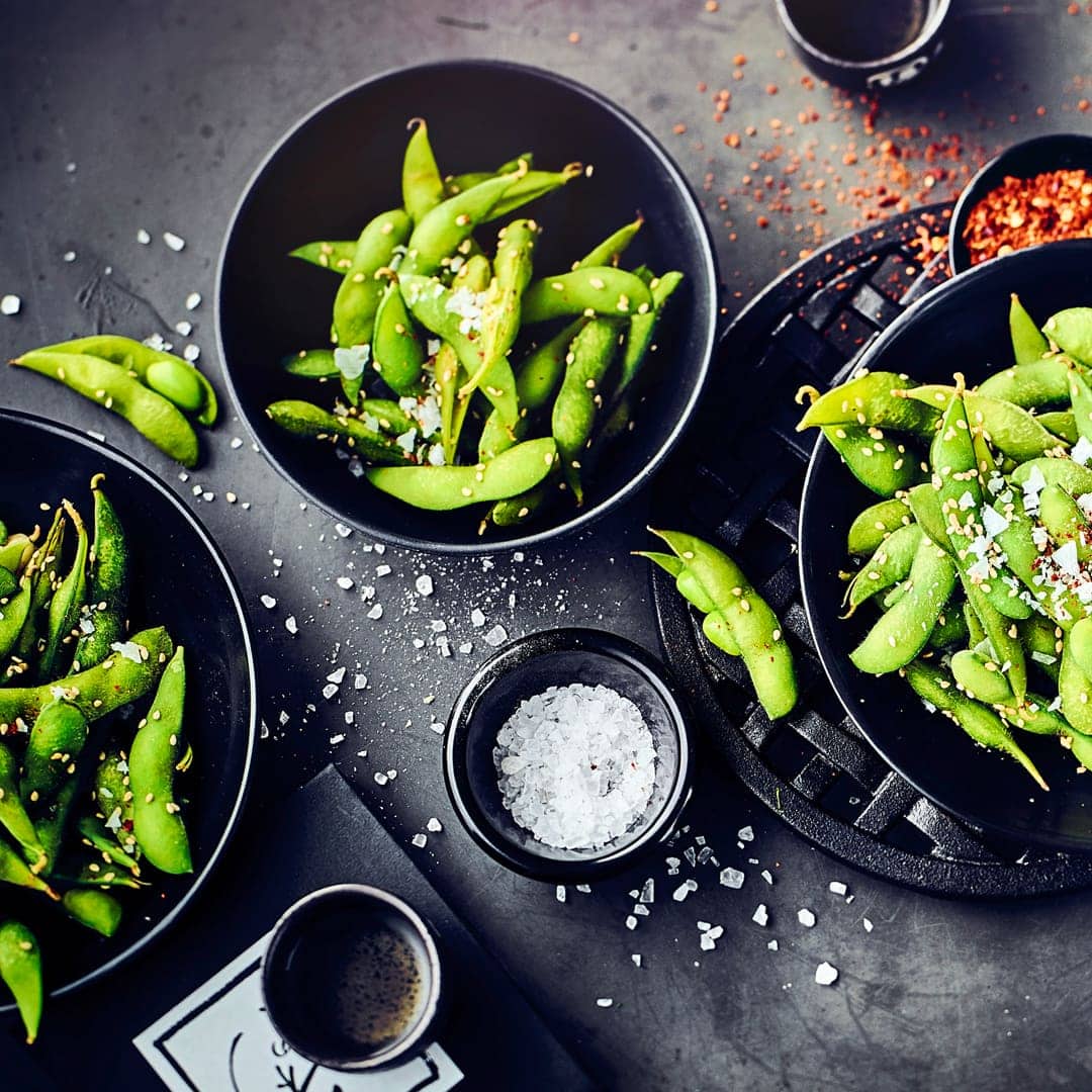 Edamame sind total im Trend und nicht nur ein Muss im Sushi-Restaurant, sondern auch für den heimischen Snack-Abend.