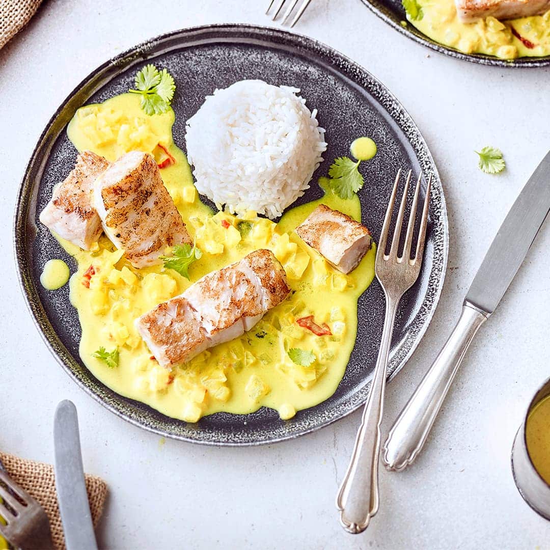 Dieses asiatische Fischgericht haben Sie in nur 35 Minuten zubereitet: Probieren Sie unseren gebratenen Viktoriabarsch auf pikantem Ingwer-Kurkuma-Kokosmilch-Spiegel an duftendem Basmatireis!