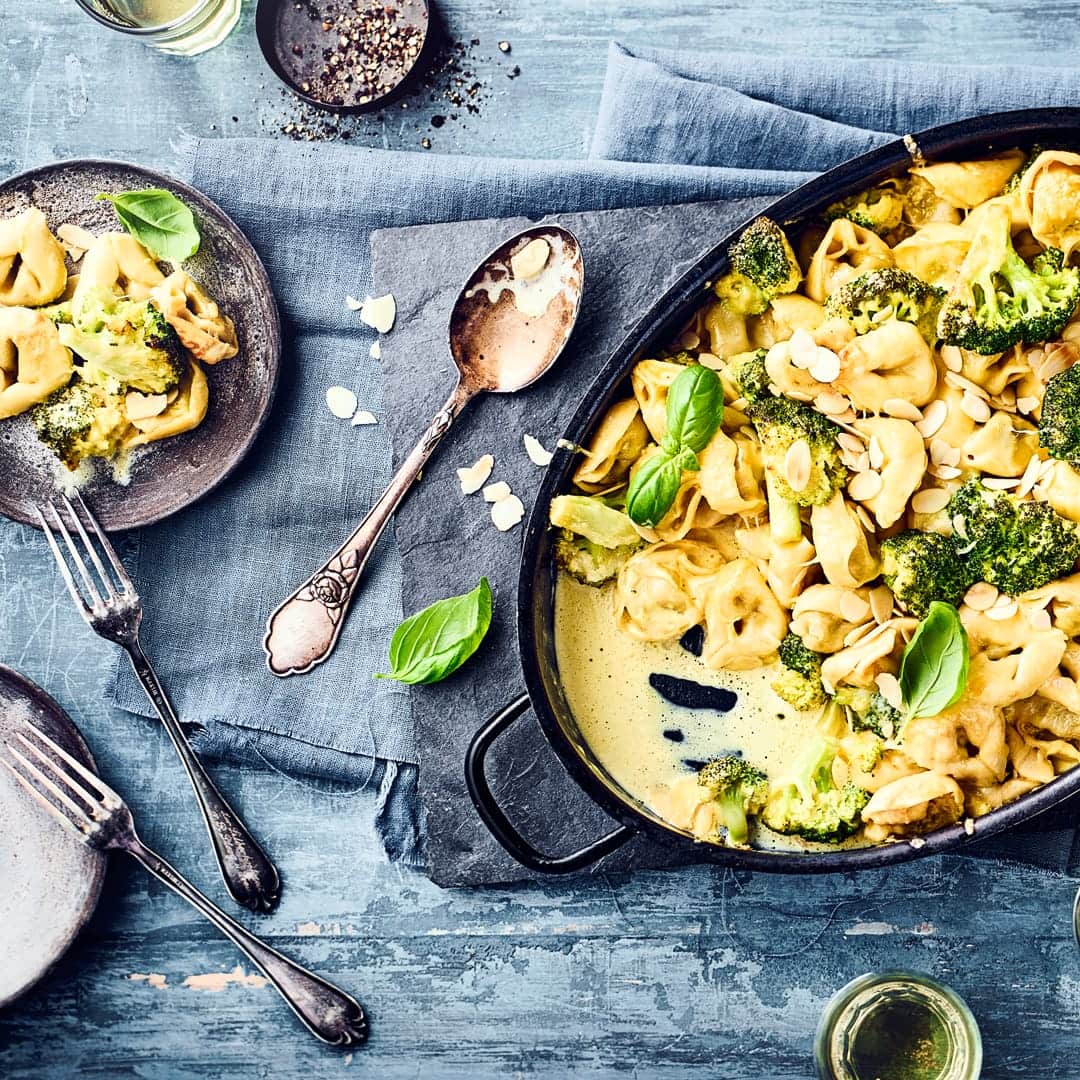 Genießen Sie die leckere Kombination aus Tortelloni mit Spinat- und Ricotta-Füllung, Mandeln und Brokkoli in einer Sahnesoße verfeinert mit Gorgonzola.
