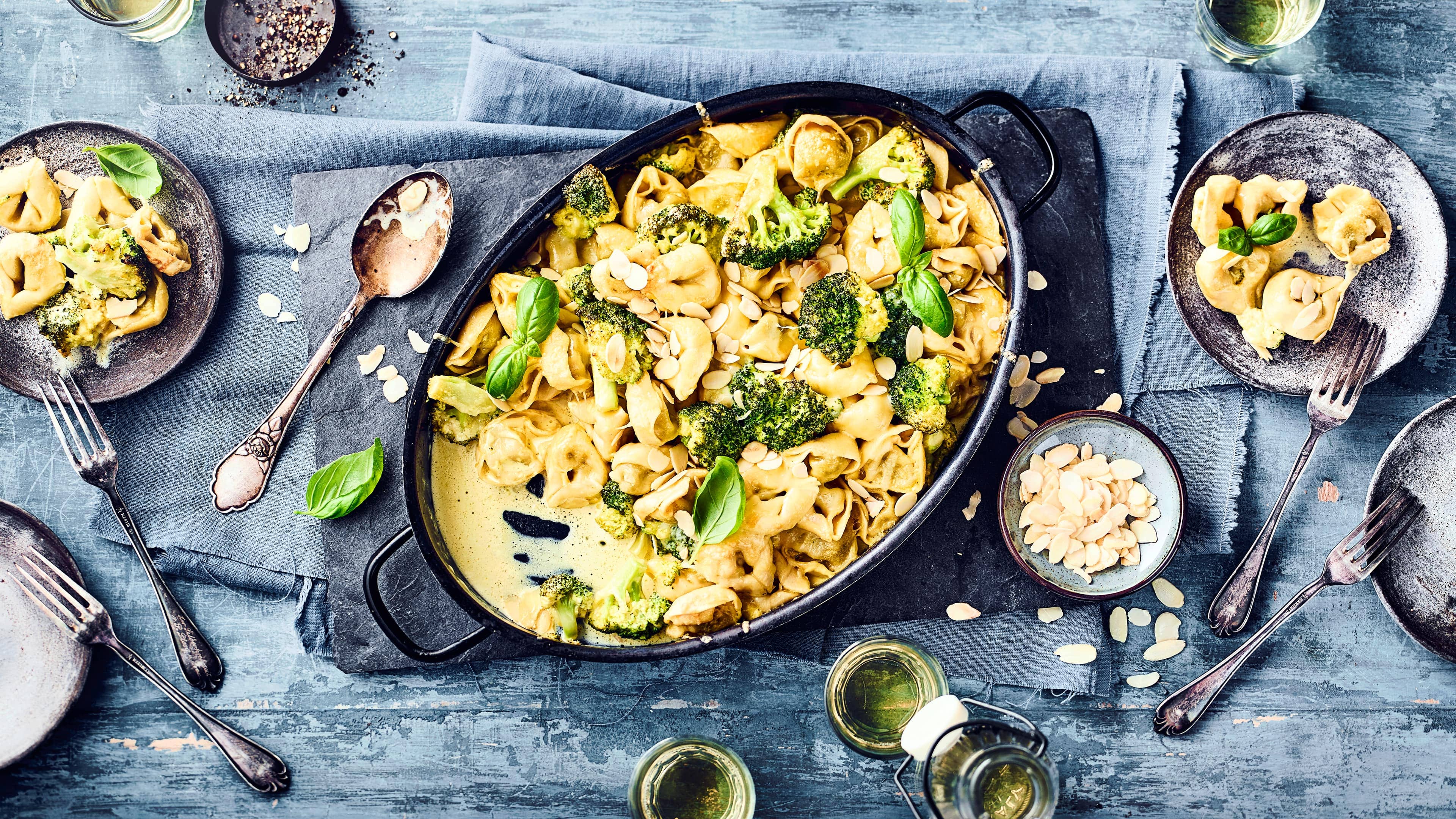 Tortelloni-Brokkoli-Gratin Genießen Sie die leckere Kombination aus Tortelloni mit Spinat- und Ricotta-Füllung, Mandeln und Brokkoli in einer Sahnesoße verfeinert mit Gorgonzola.