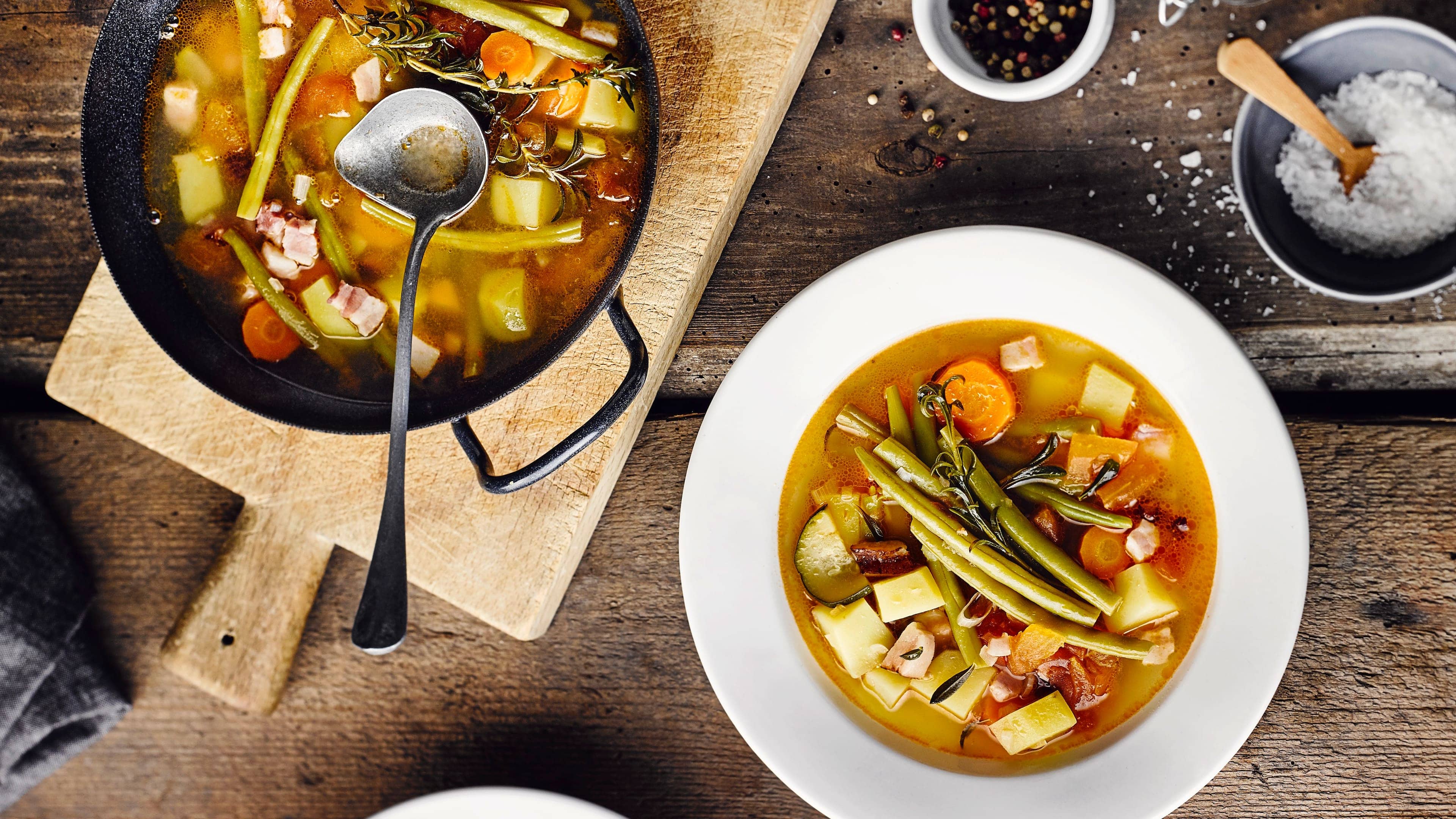 Bohnensuppe Eine deftige Bohnensuppe wärmt an kalten Tagen und lässt sich mit Gemüse, Fleisch oder Fisch zubereiten. Wir haben die besten Rezepte für Sie!