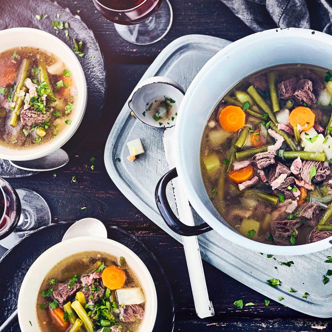 Grüne Bohnensuppe mit Rindfleisch und Brechbohnen im Topf