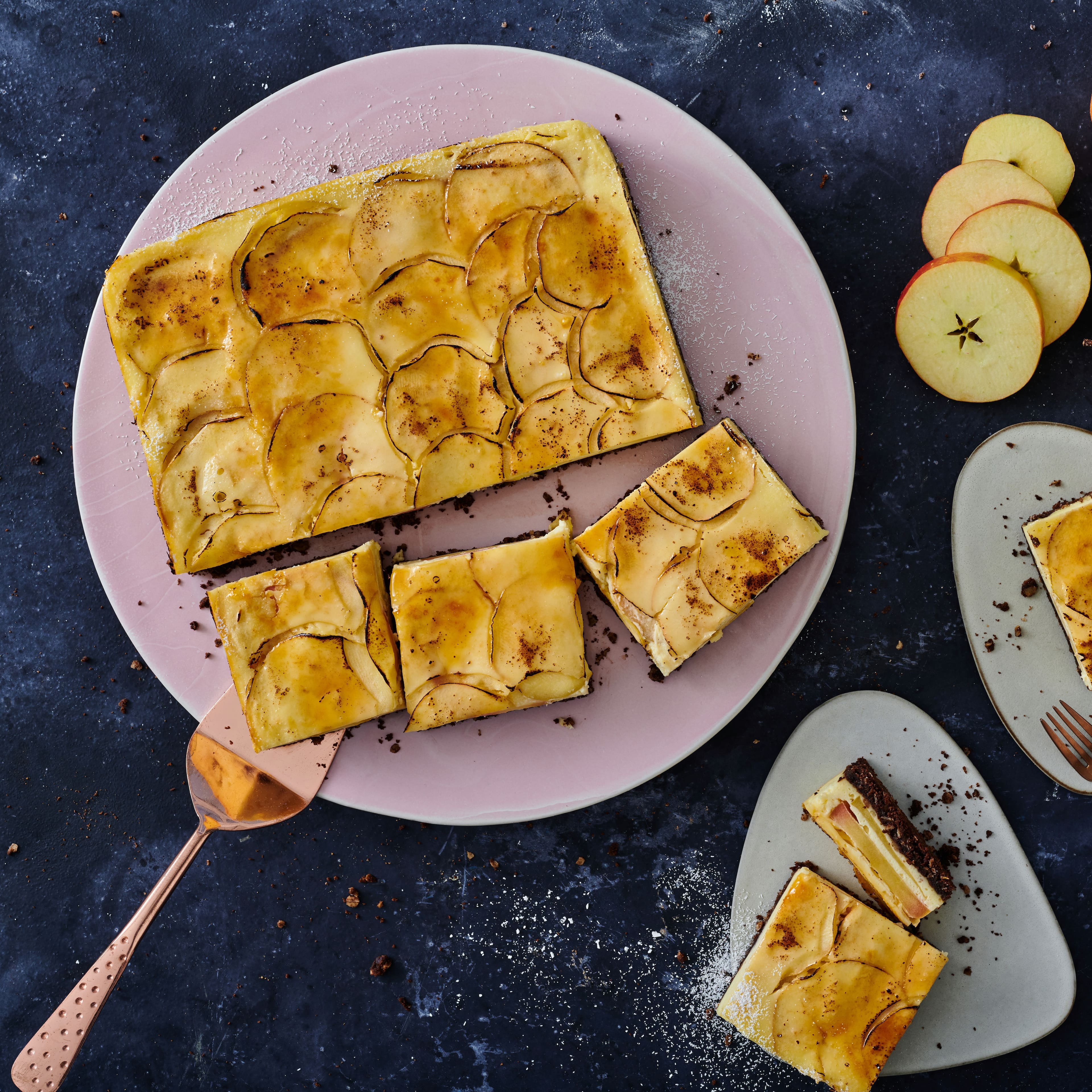 Krümeliger Butterkeks-Kakao-Boden mit cremiger Frischkäsemasse und leckerer Apfelschicht: Probieren Sie unser Rezept für einen Apfel-Käsekuchen.