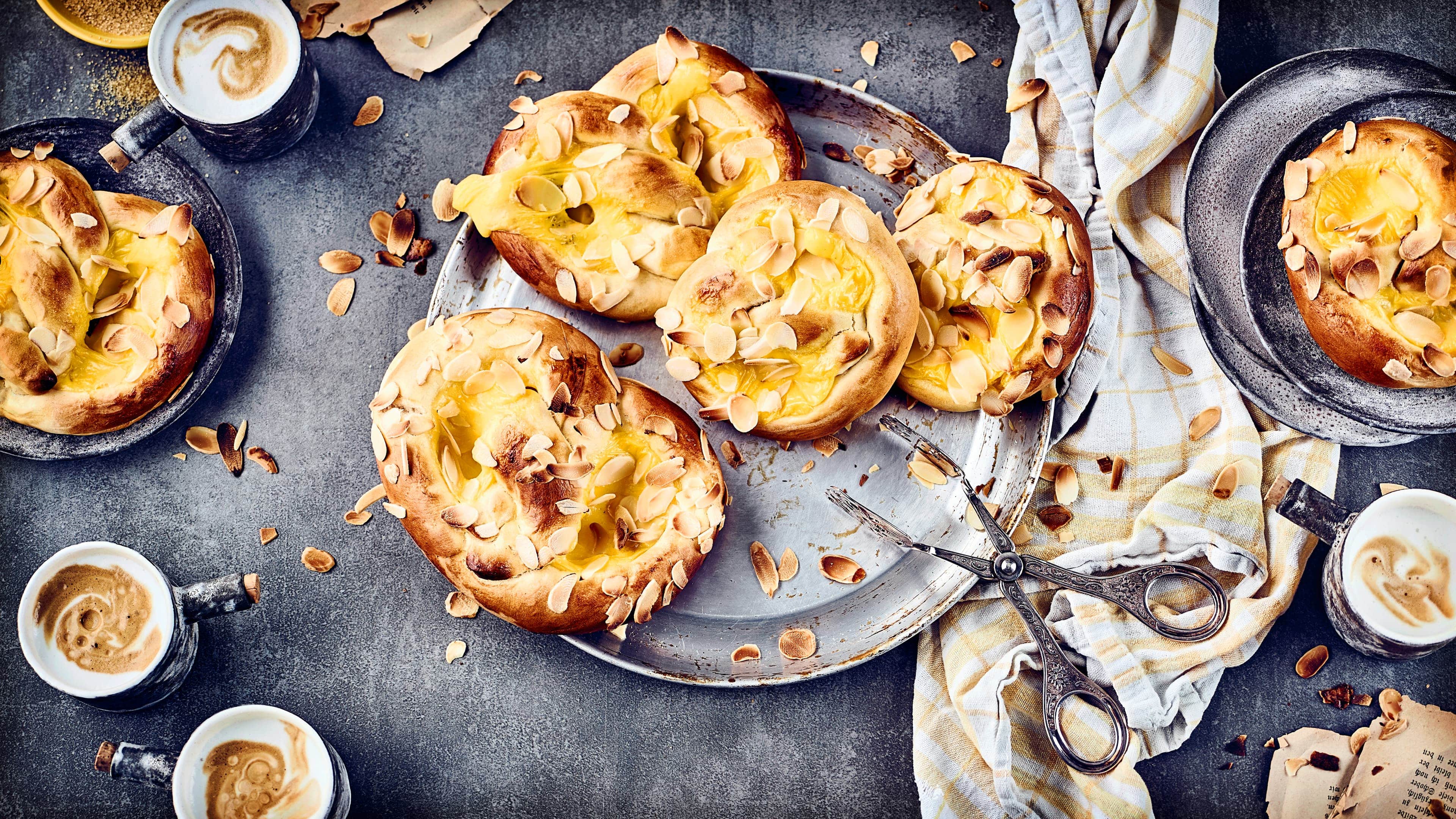 Puddingbrezeln Unsere Puddingbrezeln sind cremig und knusprig zugleich. Natürlich können Sie diese fertig kaufen, aber dann entgeht Ihnen der unvergleichliche Duft wenn das gefüllte Hefegebäck im Ofen ist.