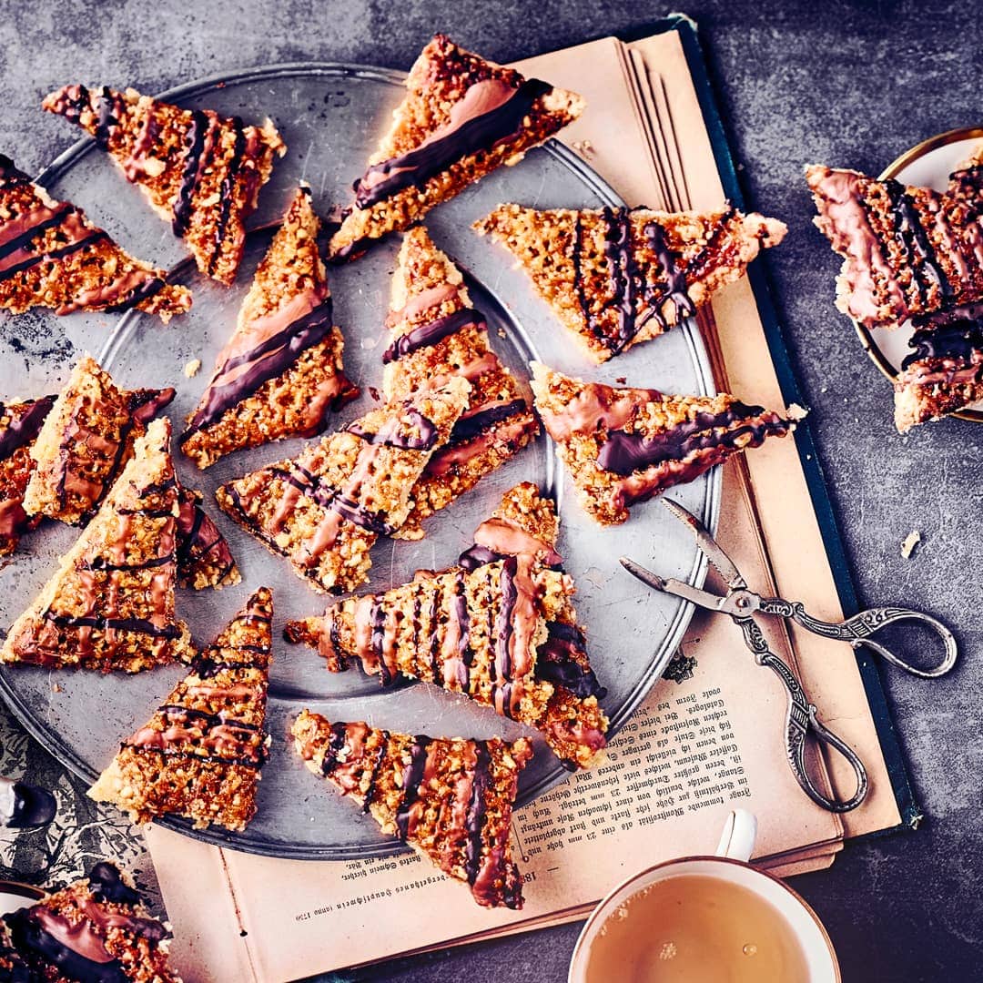 Genau die richtige Größe zum Naschen und dazu noch ganz schnell selbstgemacht. Probieren Sie unser Rezept für schnelle Nussecken!