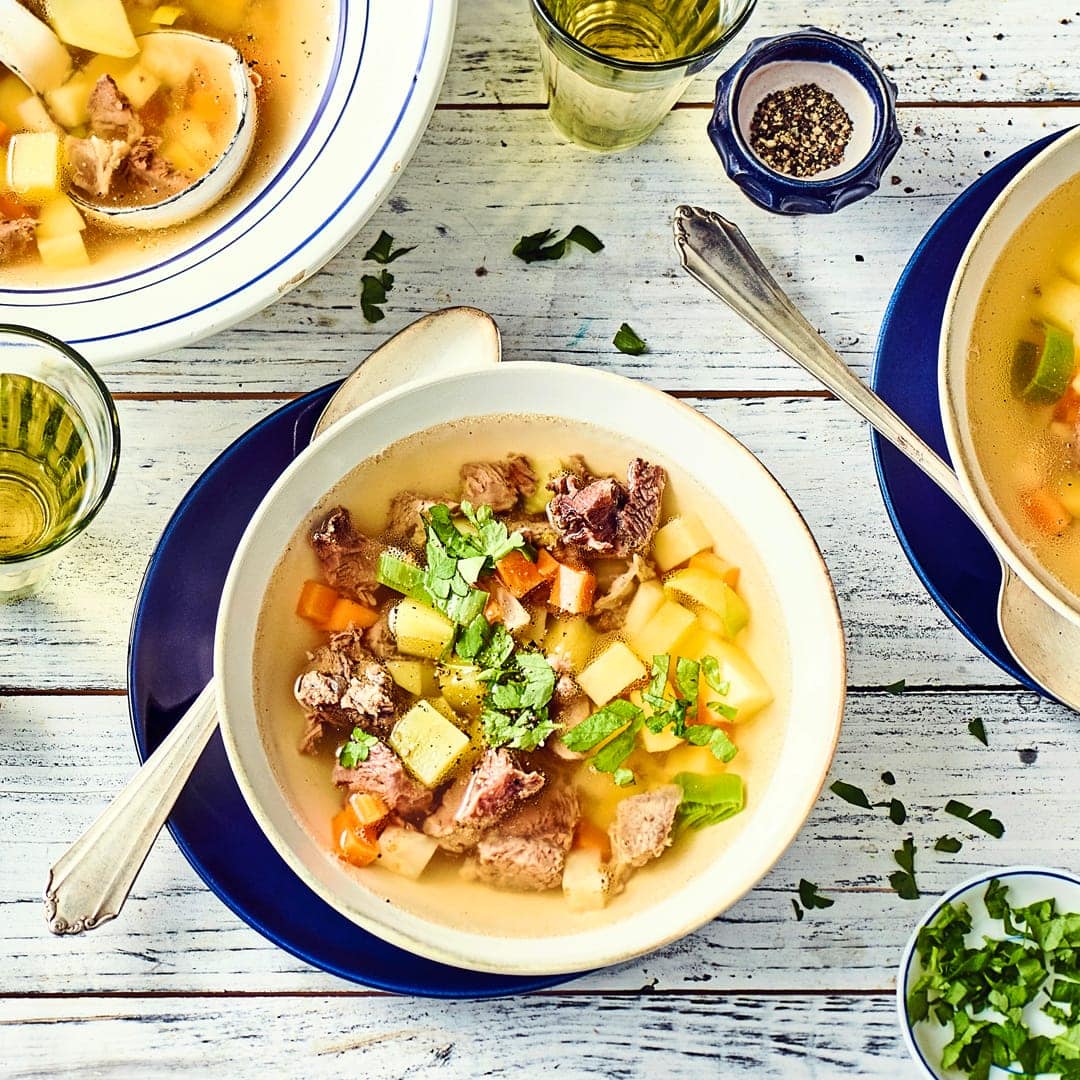 Klassisch und lecker würzig: Selbstgemachte Rindfleischsuppe mit einer Einlage aus Kartoffeln und allerlei Gemüse.