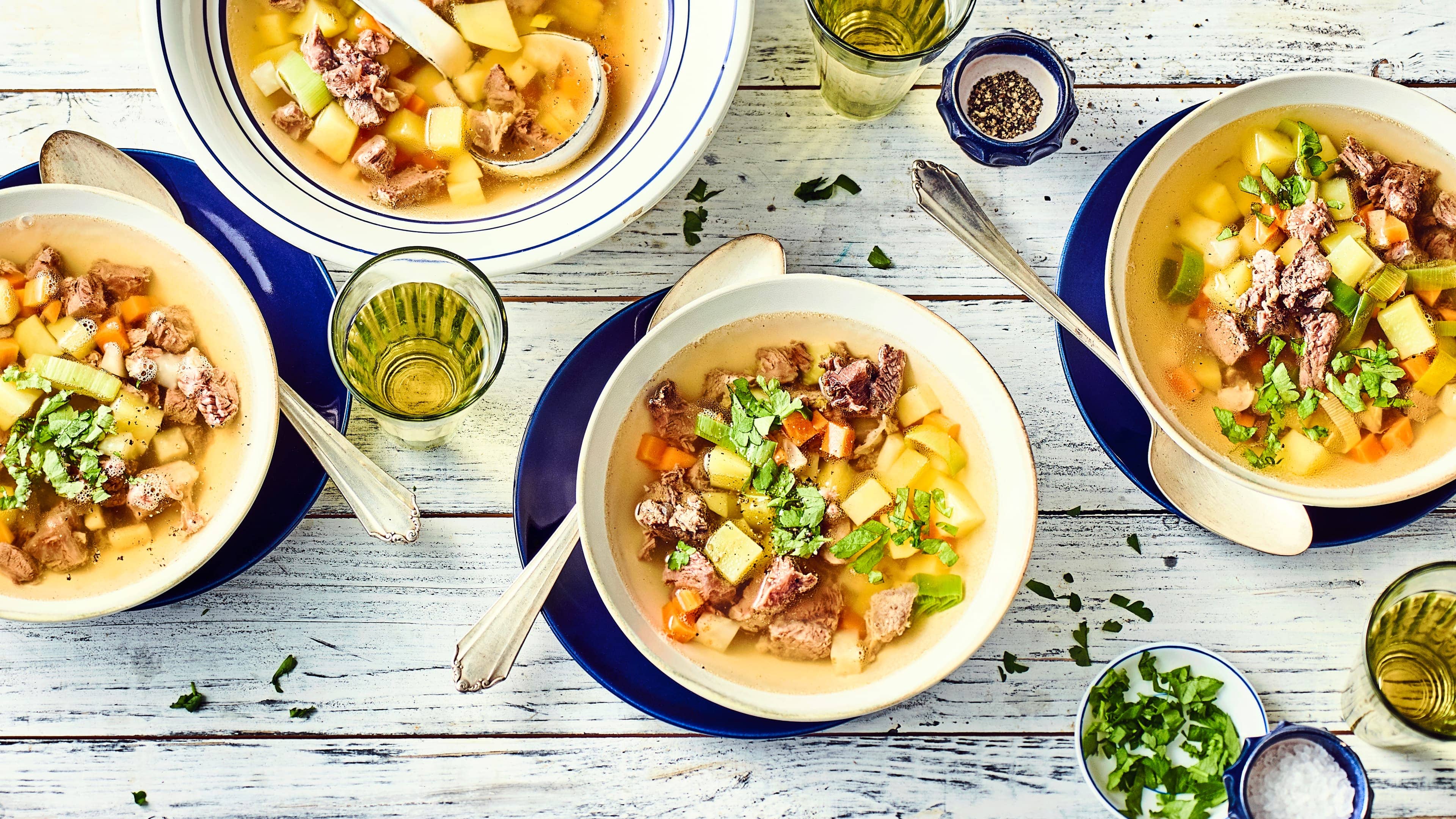 Rindfleischsuppe Klassisch und lecker würzig: Selbstgemachte Rindfleischsuppe mit einer Einlage aus Kartoffeln und allerlei Gemüse.