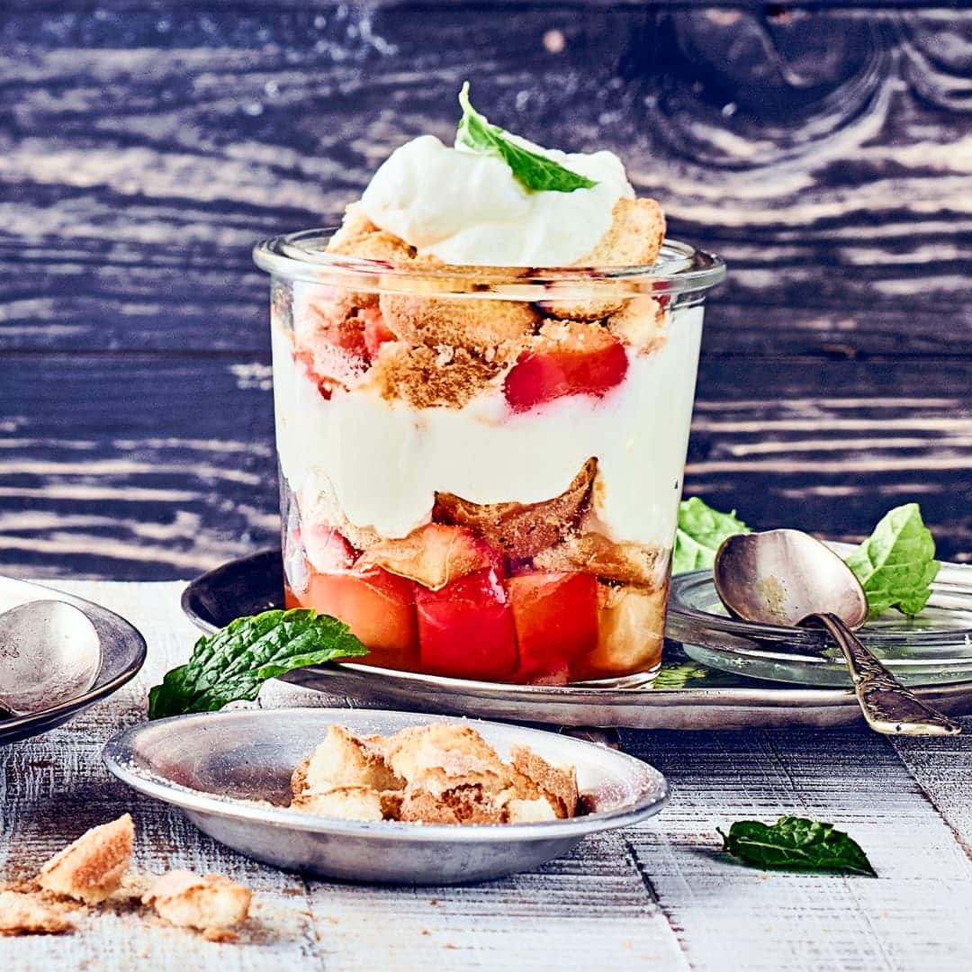Warum nicht mal ein Tiramisu mit Äpfeln? Die gibt es ganzjährig und die süß-sauren Sorten wie z.B. Elstar sind perfekt für ein schmackhaftes Tiramisu mit Löffelbiskuit und Mascarpone.