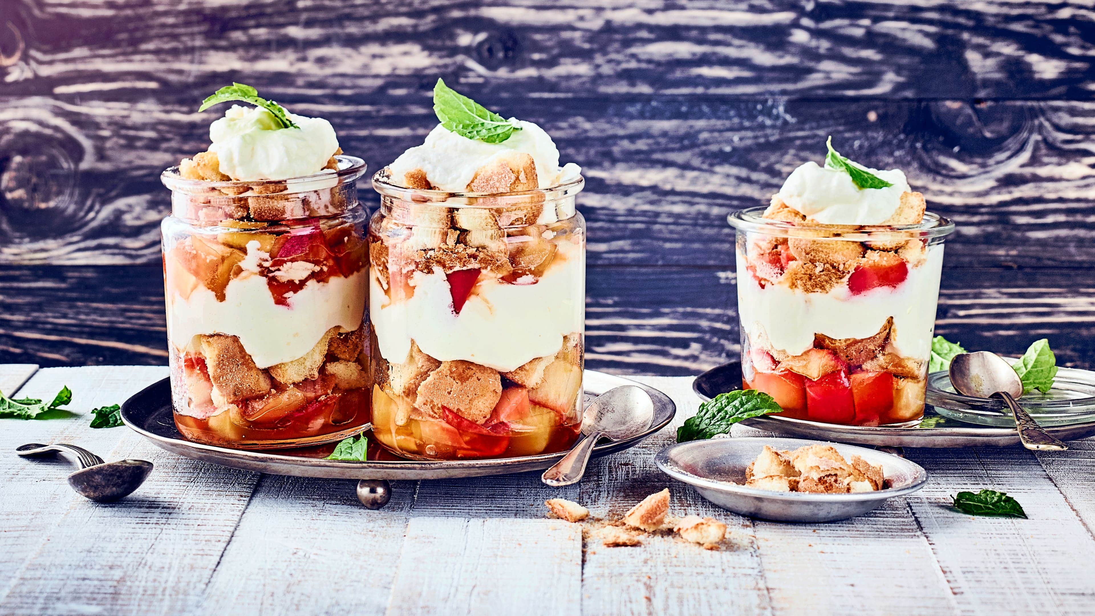 Apfeltiramisu Warum nicht mal ein Tiramisu mit Äpfeln? Die gibt es ganzjährig und die süß-sauren Sorten wie z.B. Elstar sind perfekt für ein schmackhaftes Tiramisu mit Löffelbiskuit und Mascarpone.