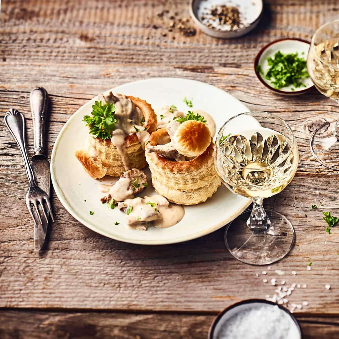 Die hohe Schule französischer Kochkunst, direkt aus Ihrer Küche. Dank unseres Rezepts für Königinpasteten mit Ragout fin leckere Realität. Probieren Sie es aus!