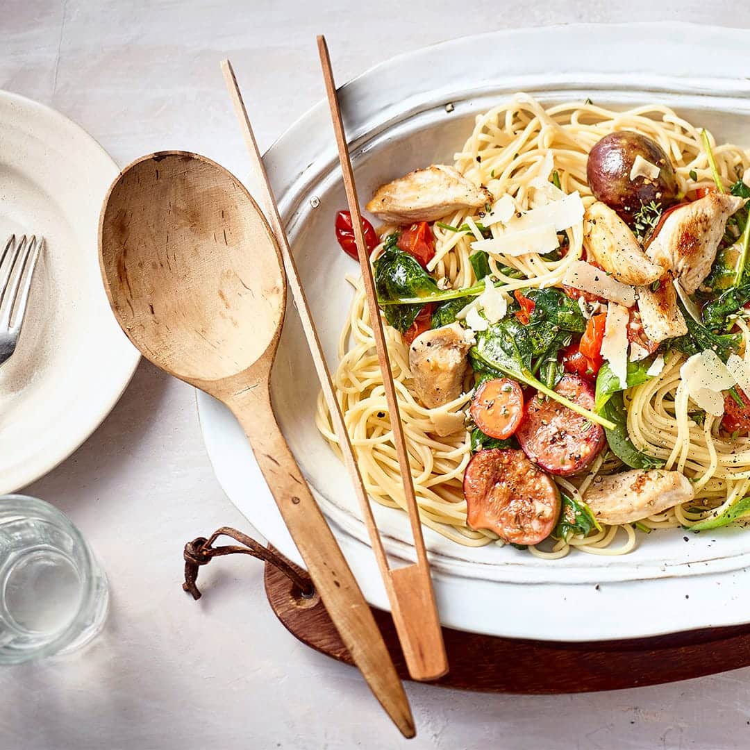 Genießen Sie Ihre Spaghetti einmal anders: Probieren Sie unser Rezept für die Nudeln mit frischen Feigen, Cocktailtomaten, Babyspinat und Hähnchenbrustfilet – in 35 Minuten zubereitet!