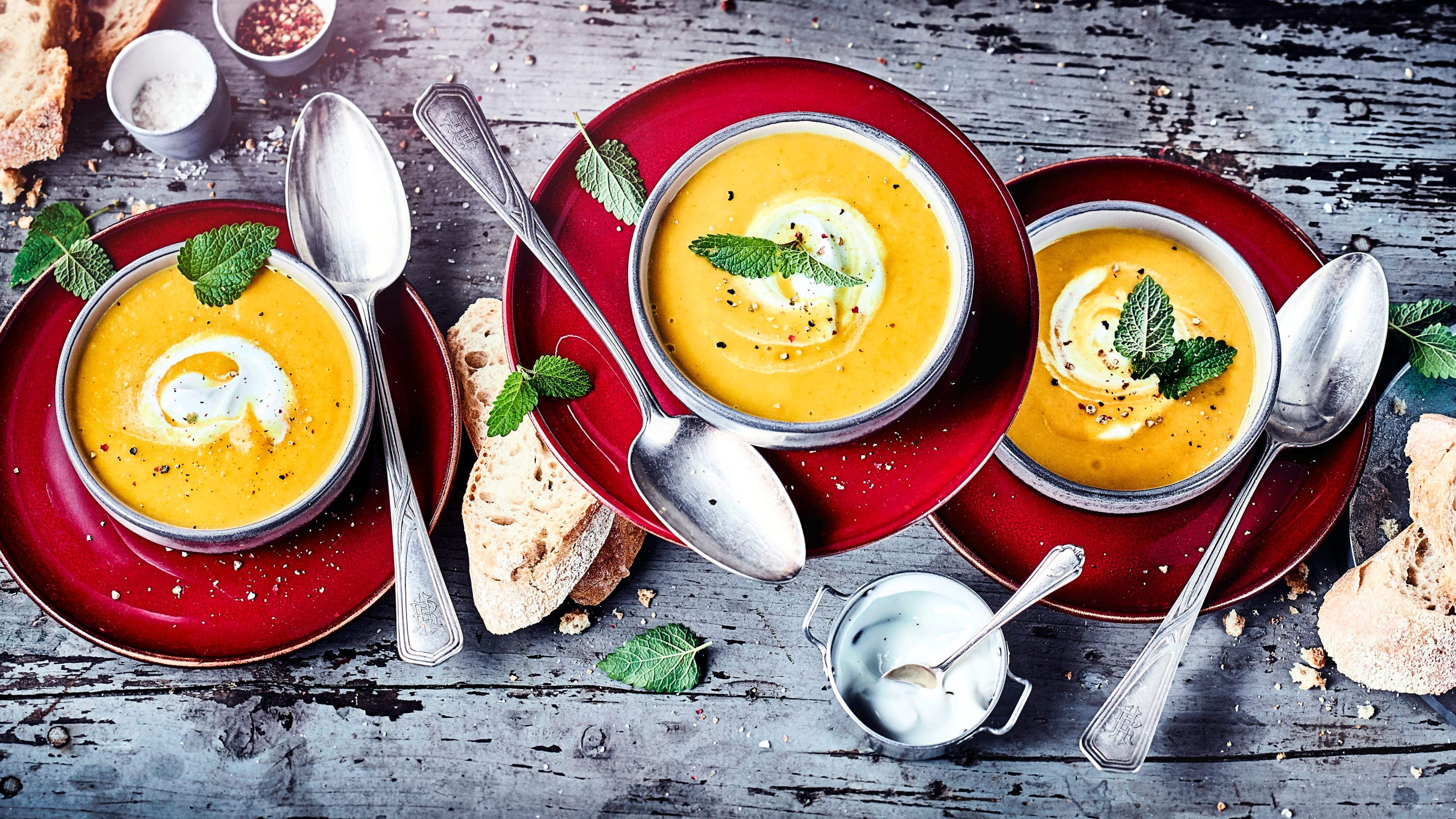 Apfel-Wurzelgemüse-Suppe Kreieren Sie in nur 30 Minuten aus Schalotten, Ziegenfrischkäse und Süßkartoffeln eine köstliche Apfel-Wurzelgemüse-Suppe.