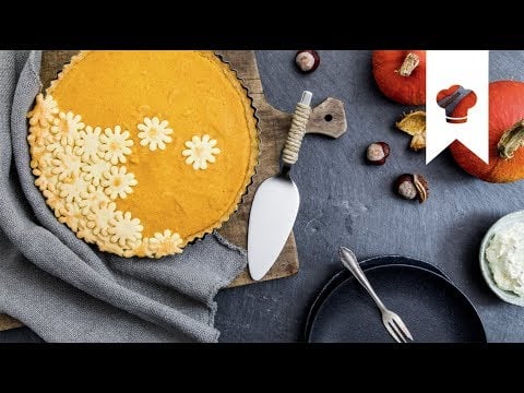 Herbstlicher Kürbiskuchen YouTube Platzhalterbild für ein Video mit dem Titel 'Herbstlicher Kürbiskuchen'.