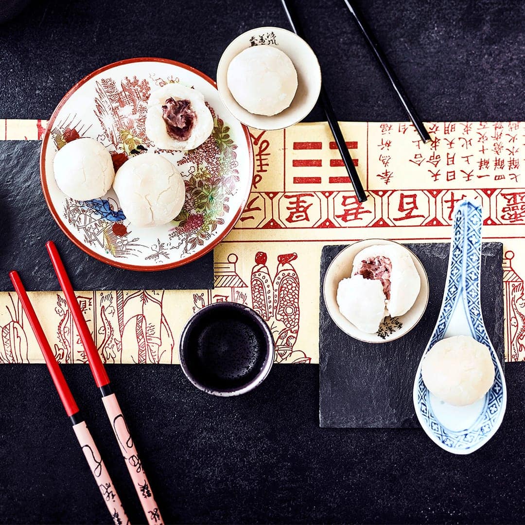 Ob an Neujahr oder zu Festen – die kleinen japanischen Reisbälle oder Reiskuchen werden mit einer Bohnenpaste gefüllt und meist kalt verzehrt.