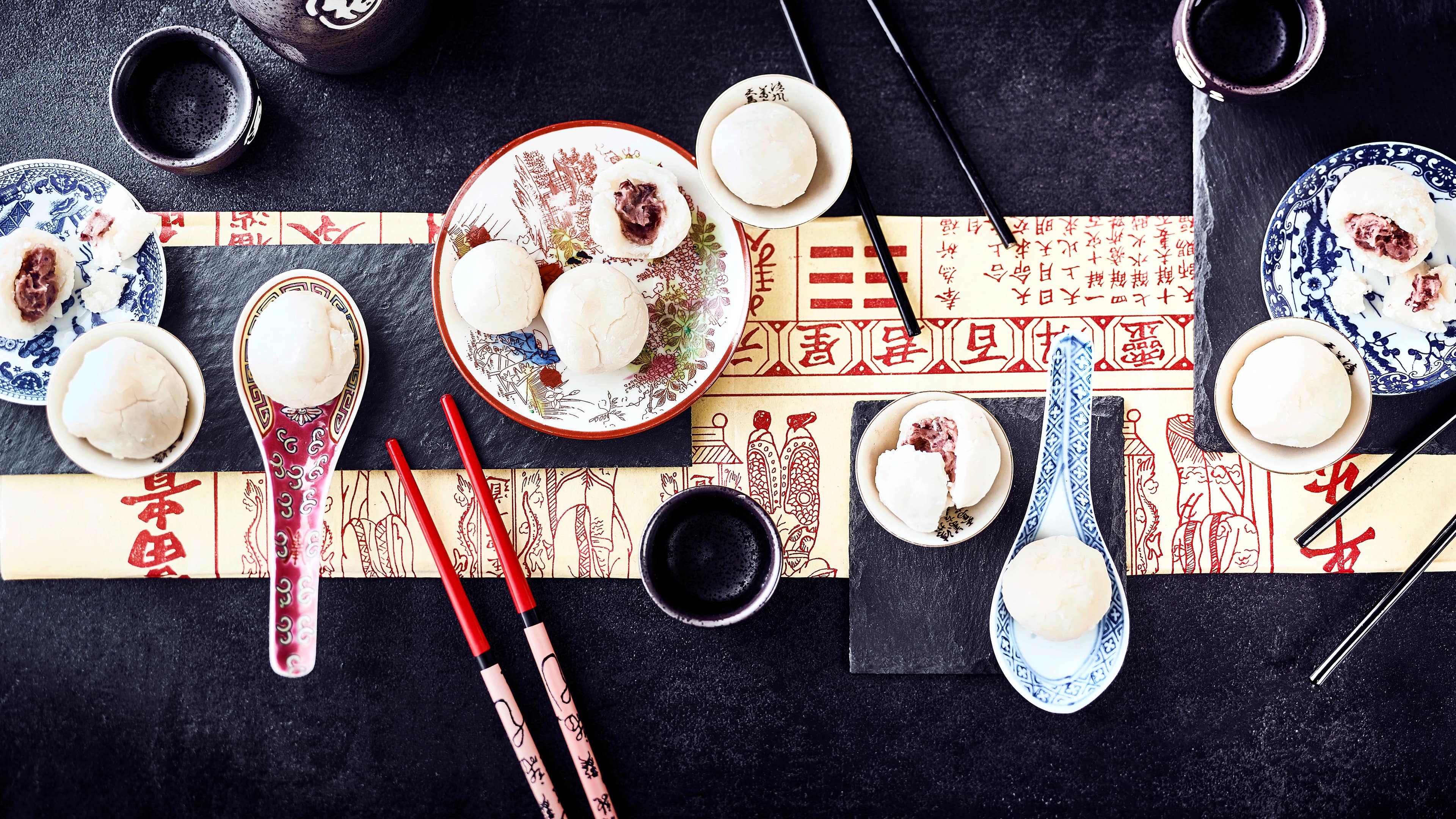 Mochi Ob an Neujahr oder zu Festen – die kleinen japanischen Reisbälle oder Reiskuchen werden mit einer Bohnenpaste gefüllt und meist kalt verzehrt.