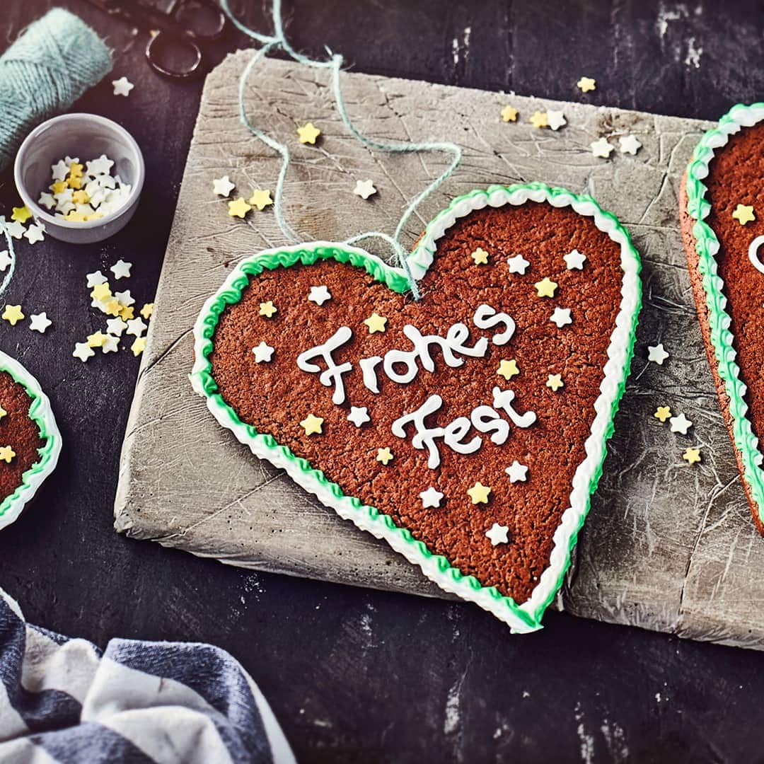 Als Geschenk vom Jahrmarkt bereits eine tolle Idee, aber selbergemacht natürlich noch viel besser: Leckere Lebkuchenherzen mit schöner Verzierung.
