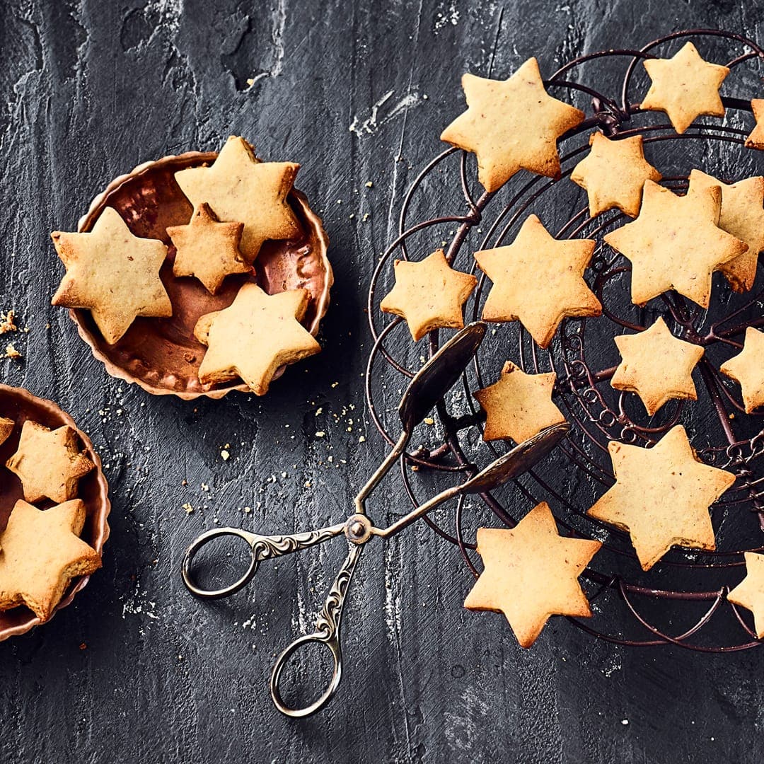 Leckerer Plätzchengenuss geht auch ohne Zucker! Bei unserem Rezept für klassische Mürbeteigplätzchen ganz ohne Zucker verwenden wir Honig als Süßungsmittel.