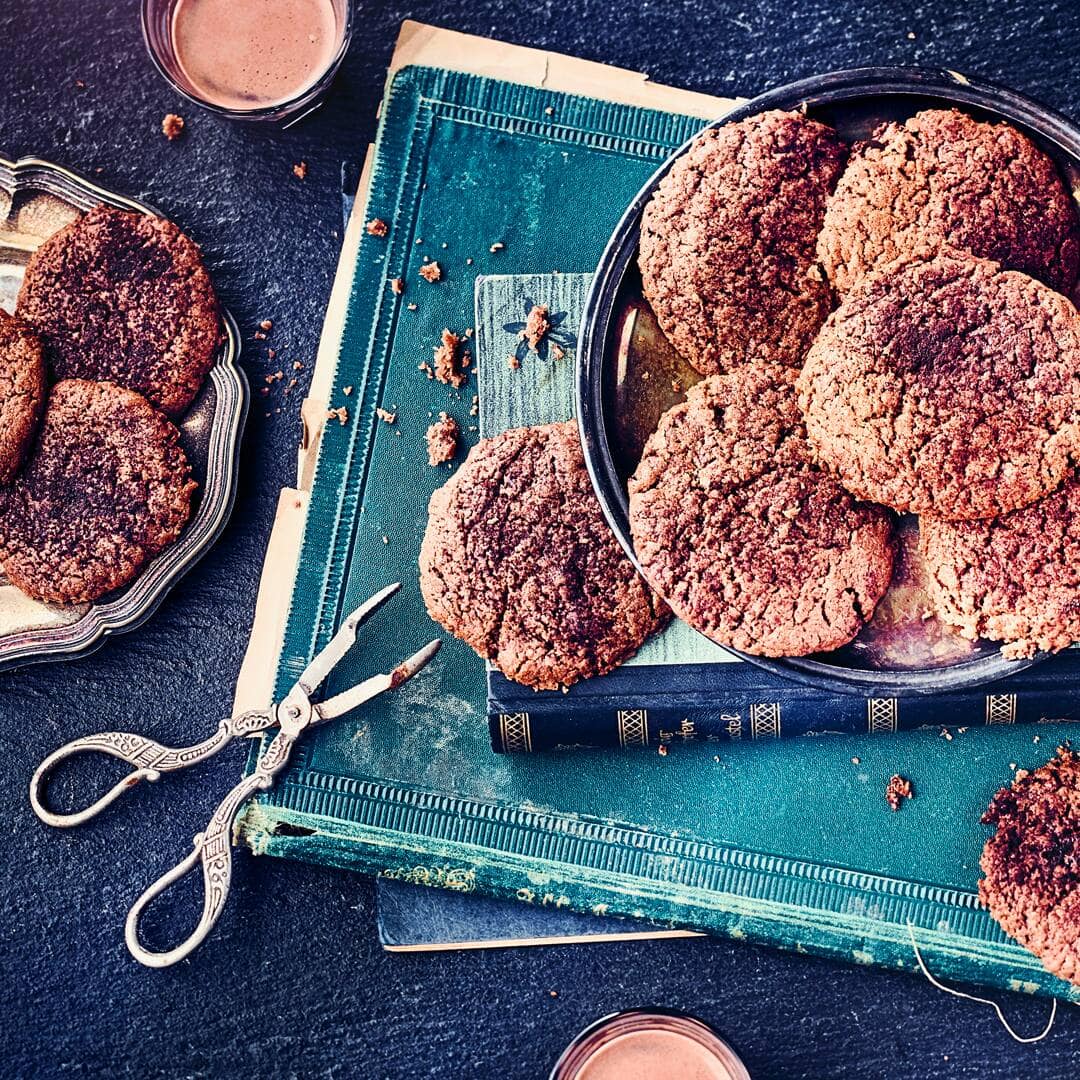 Möchten Sie Ihre Liebsten mit einer Alternative zu Zimtsternen, Vanillekipferln und Co. begeistern? Dann probieren Sie doch mal diese selbstgemachten Schoko-Bananen-Plätzchen aus!