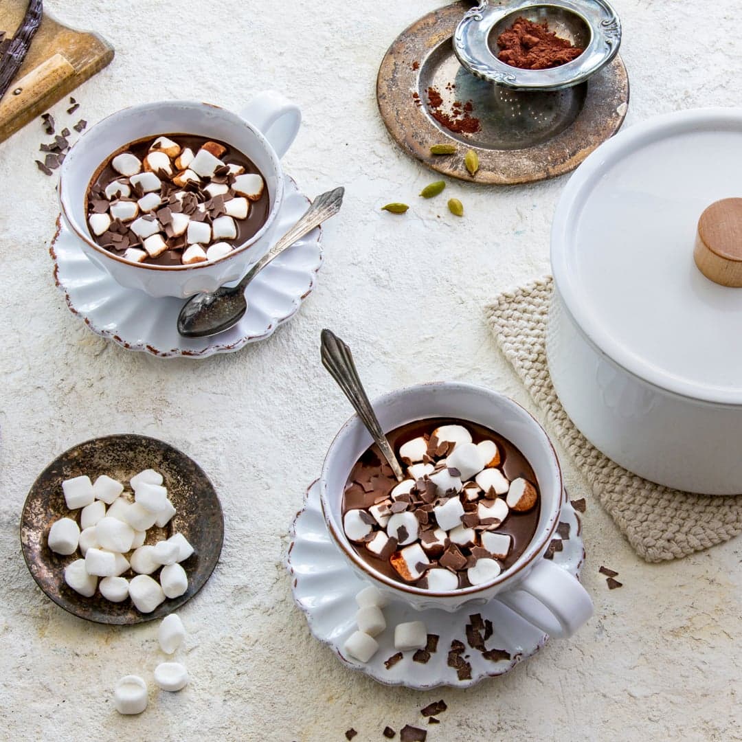 Dieses Rezept ist jede Versuchung wert. Selbstgemachte heiße Schokolade mit Sahne, Schokoraspeln und natürlich Marshmallows – für besondere Wohlfühlmomente.