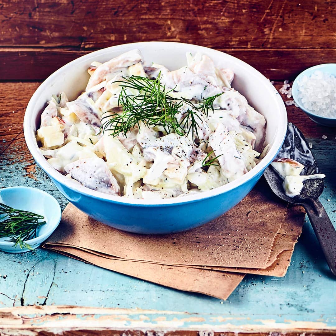 Klassischen Sahnehering mit Äpfeln, Zwiebeln und Sahne können Sie ganz einfach selber herstellen und am besten zu Pellkartoffeln servieren!