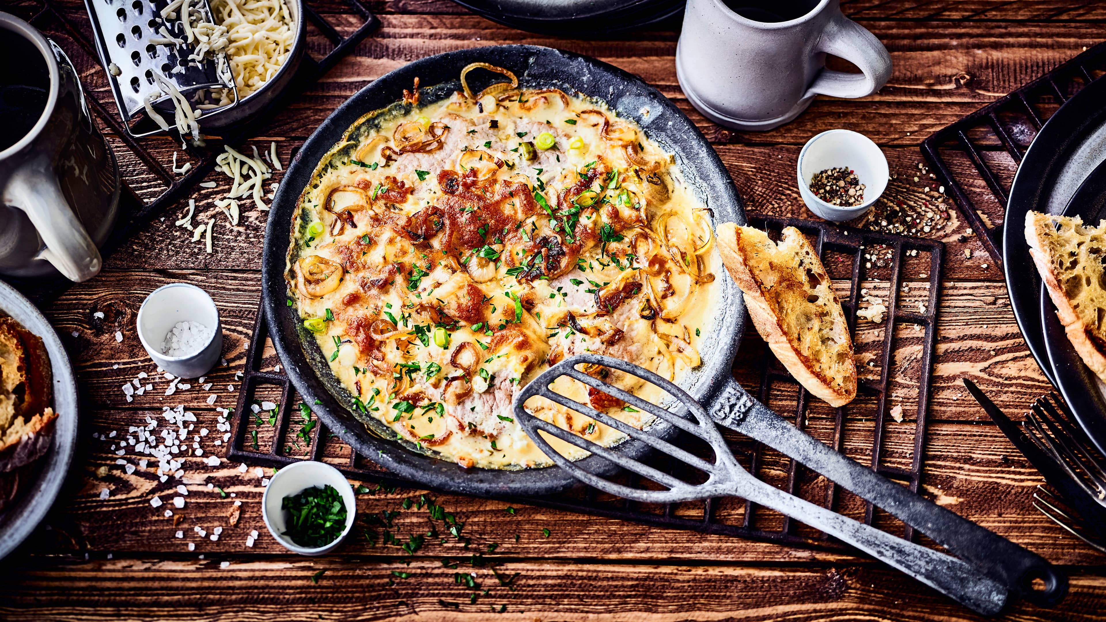 Schnitzel Zwiebel-Sahnesauce Lust auf ein deftiges Fleischgericht? Probieren Sie unser Rezept für Schweineschnitzel in Zwiebel-Sahne-Soße aus: Mit Kräuter Creme fraiche, Knoblauch, geriebenem Käse und einem Schuss Weißwein!