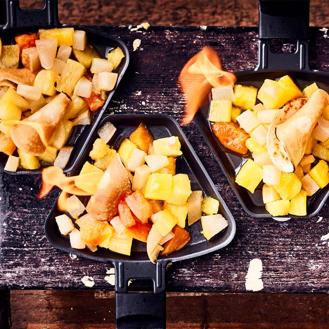 Lust auf Crêpe, aber keinen Crêpe Maker zur Hand? - Dann probieren Sie doch unsere Mini Crêpes mit flambierten exotischen Früchten aus dem Raclette.