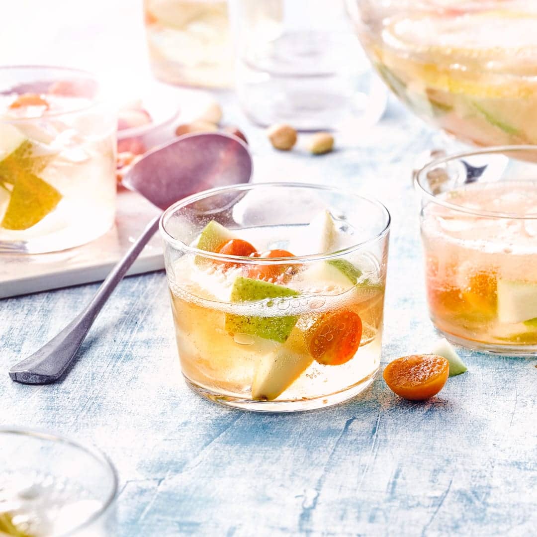 Unser Rezeptvorschlag für Ihre nächste Party: Fruchtige Bowle mit frischen Birnen und Physalis, abgeschmeckt mit Williams-Christ-Schnaps!