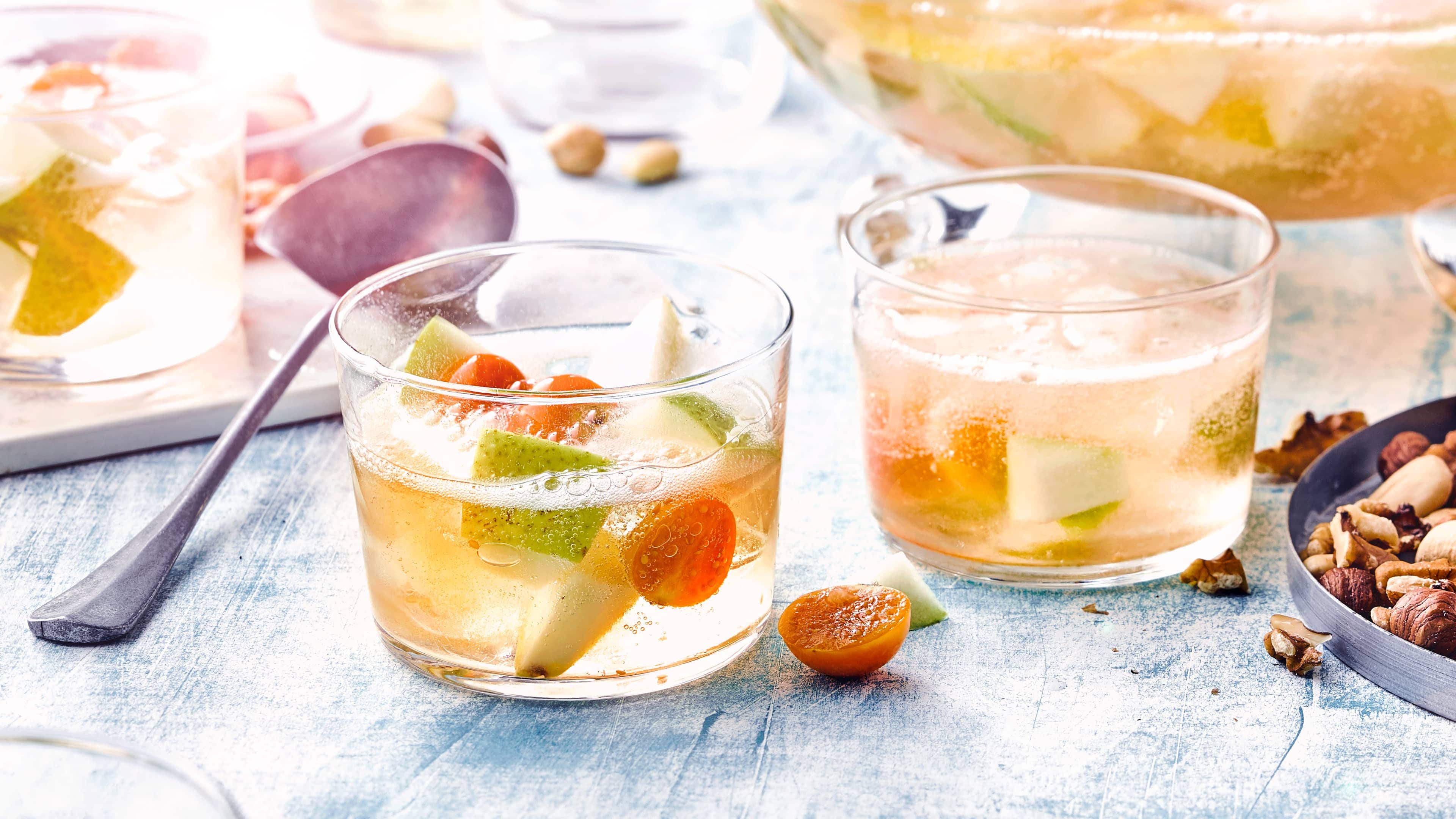 Birnen-Bowle Unser Rezeptvorschlag für Ihre nächste Party: Fruchtige Bowle mit frischen Birnen und Physalis, abgeschmeckt mit Williams-Christ-Schnaps!