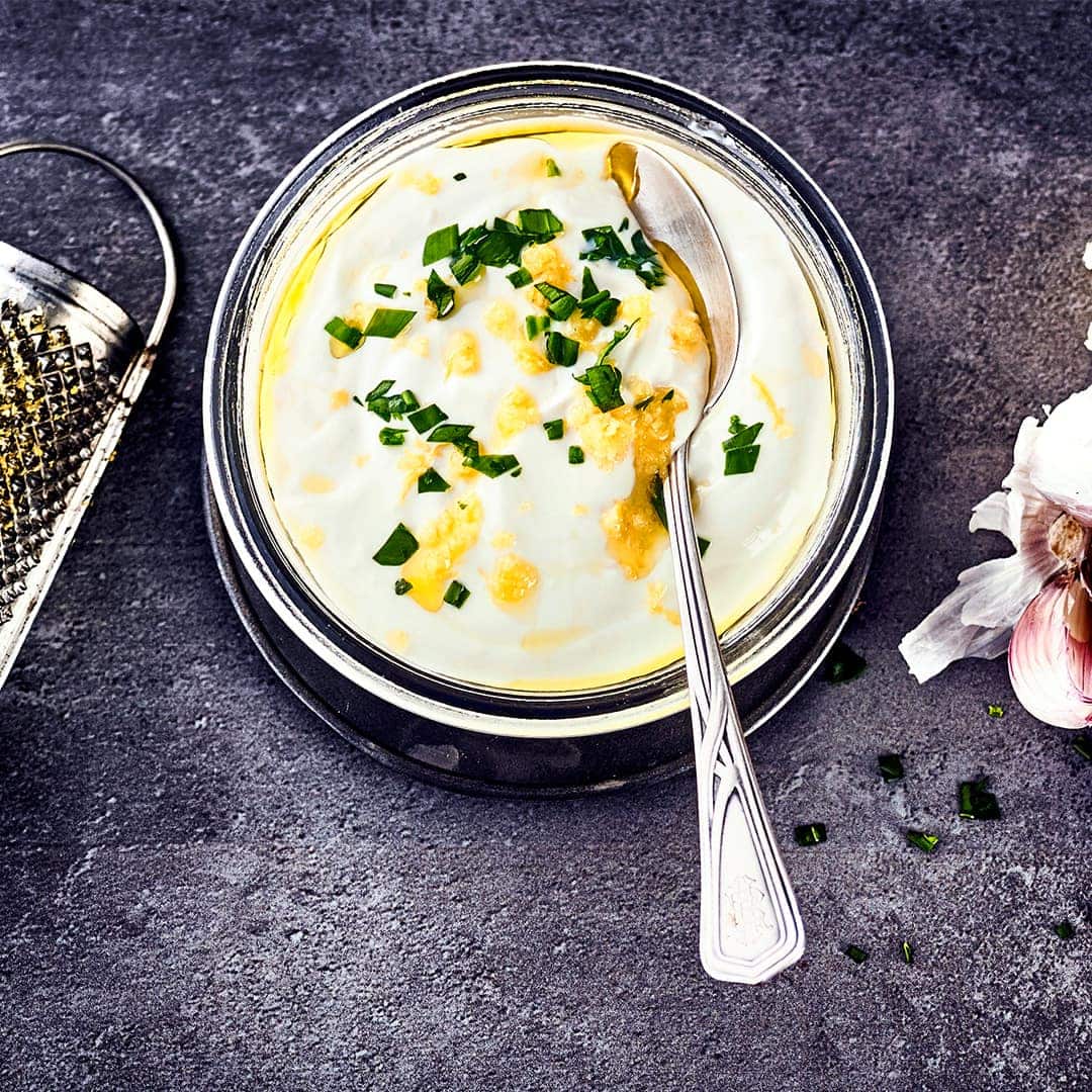 Ob als Beilage zum Grillen oder Dip zu Antipasti, eine klassische Joghurtsauce mit frischem Knoblauch und Zitrone passt immer.